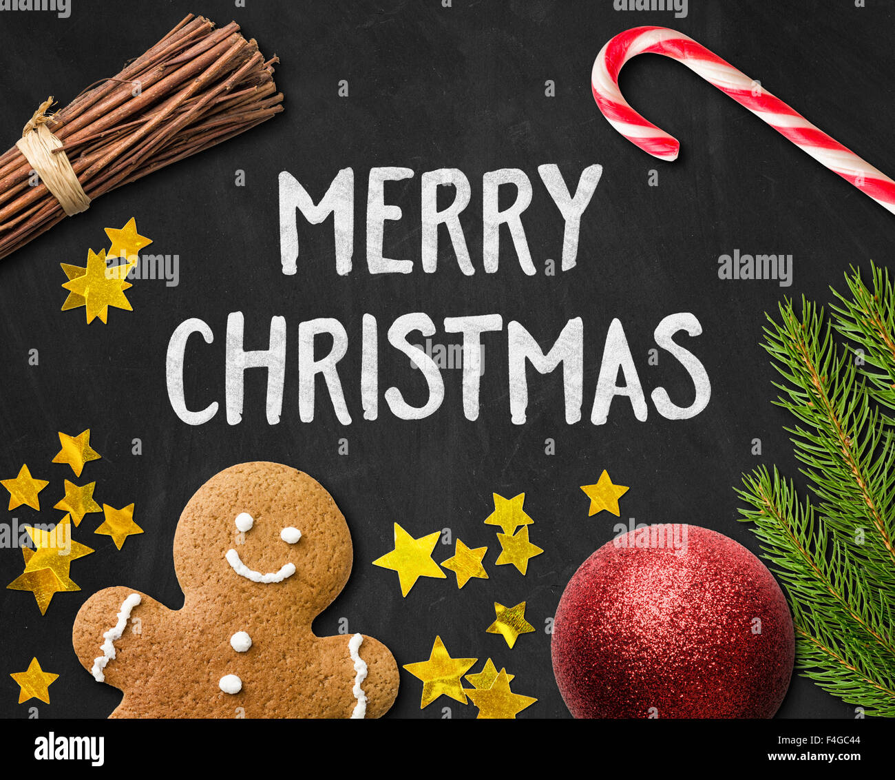 Weihnachtskarte mit einem Lebkuchen-Mann und Weihnachtsdekorationen Stockfoto