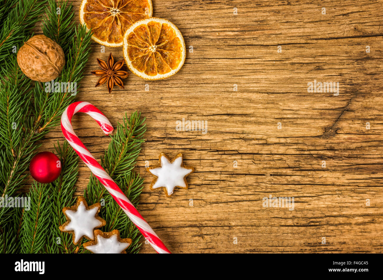 Hölzerne Hintergrund mit Weihnachtsschmuck und Textfreiraum Stockfoto