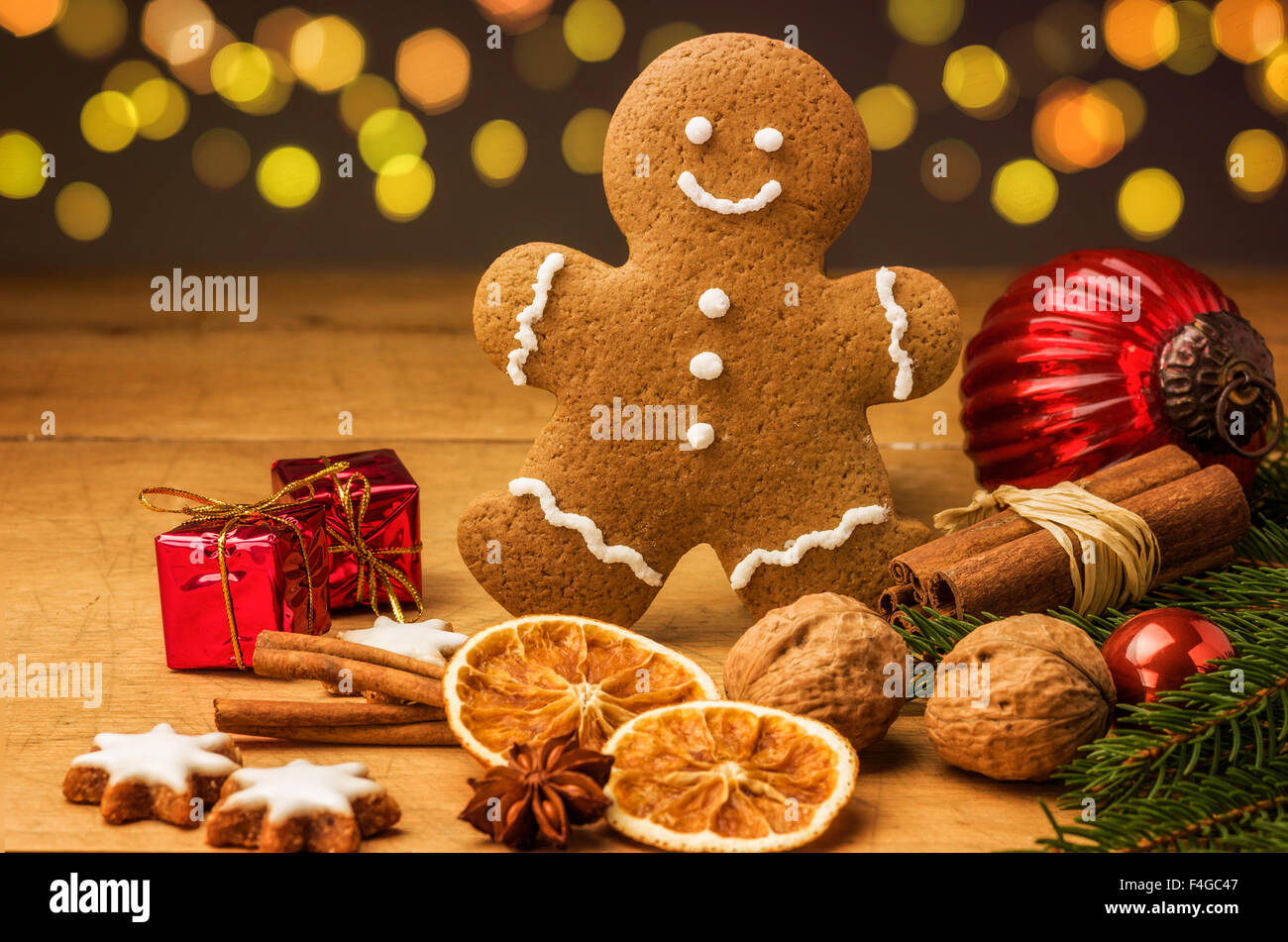 Ein Lebkuchenmann mit Weihnachtsschmuck Stockfoto