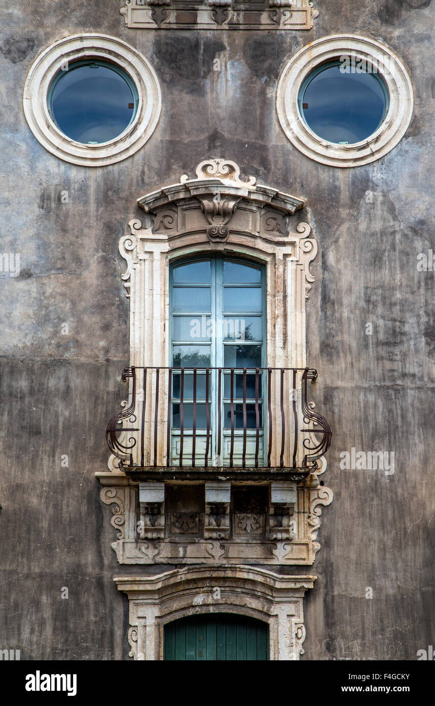 Alte Fenster in Catania, Italien Stockfoto