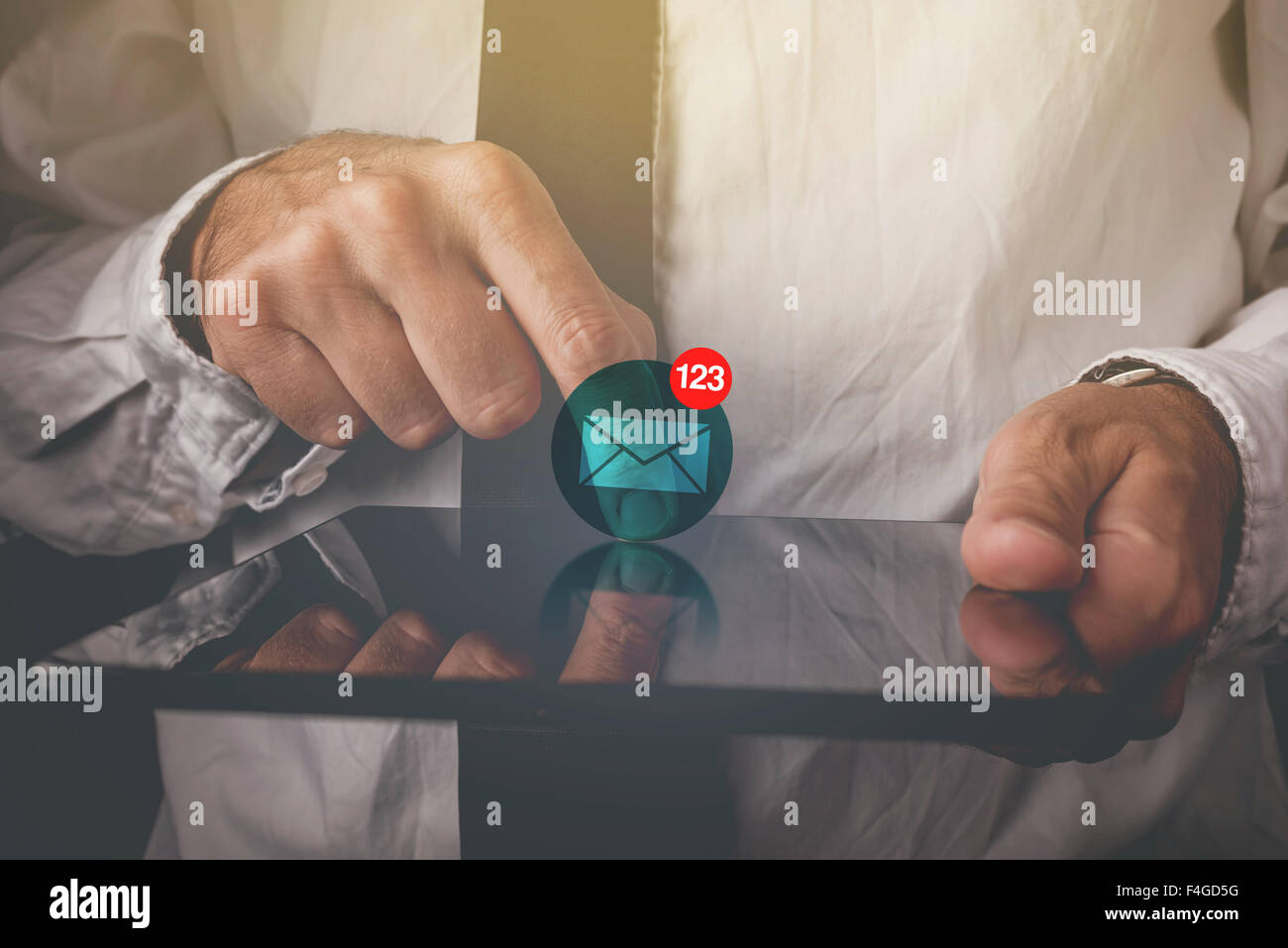 Anzeigen von e-Mail-Nachrichten auf digitale Tablet-Computer, Finger am Touchscreen des drahtlosen Geräts Geschäftsmann Stockfoto