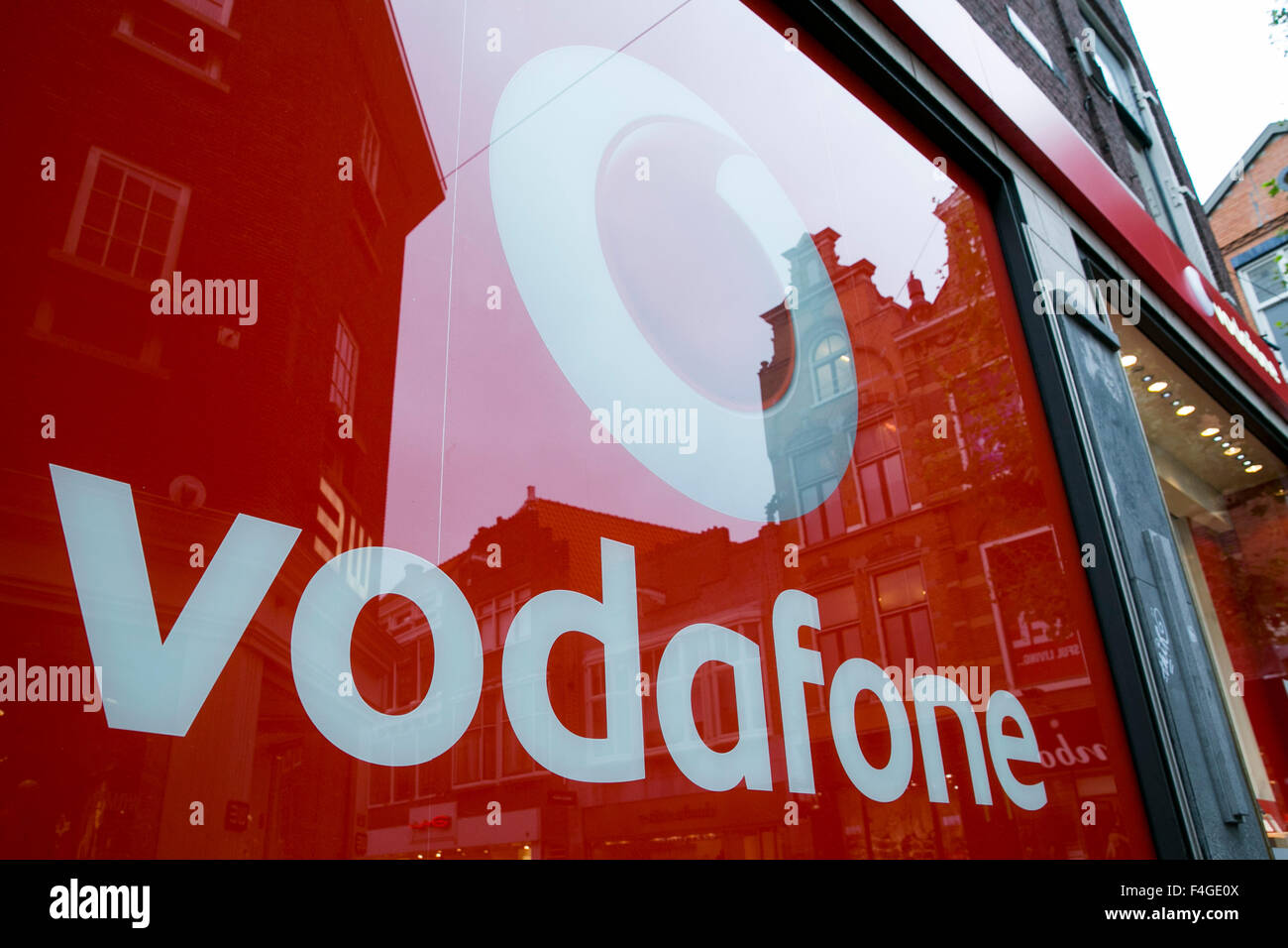 Ein Logo Zeichen außerhalb von Vodafone Einzelhandel in Haarlem, Niederlande am 5. Oktober 2015. Stockfoto