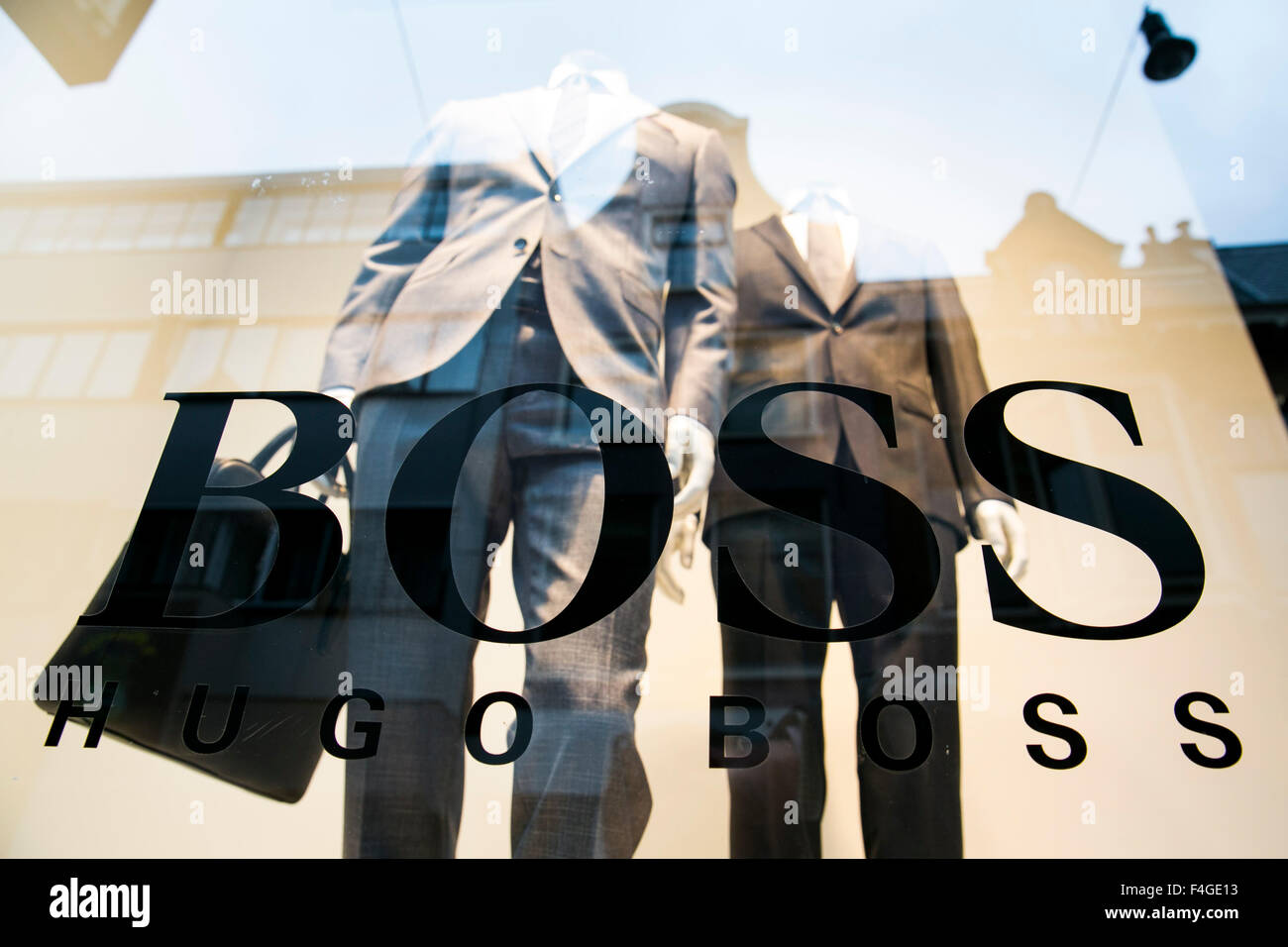 Ein Logo Zeichen außerhalb von Hugo Boss Ladengeschäft in Haarlem, Niederlande am 5. Oktober 2015. Stockfoto