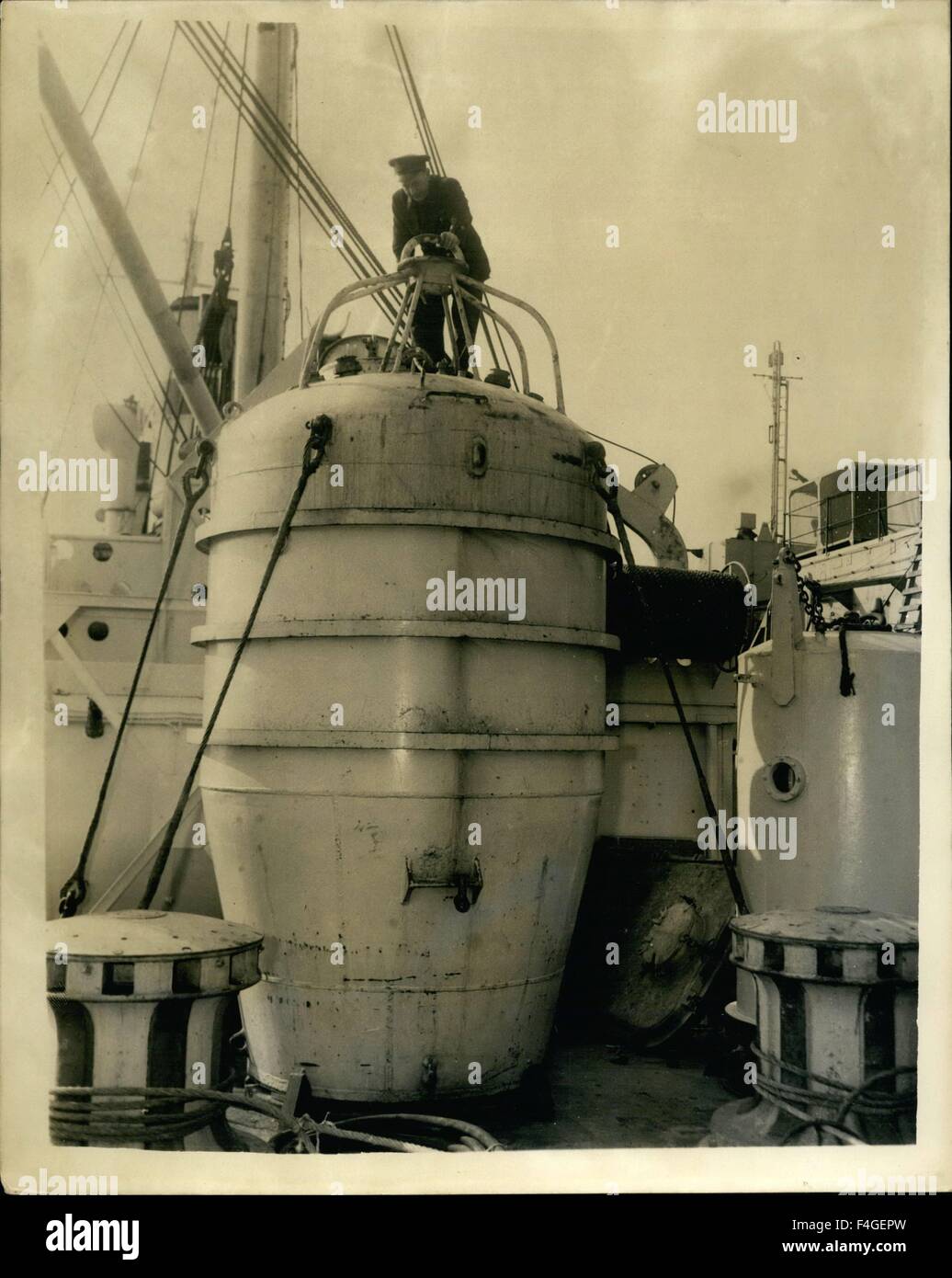 24. Februar 1958 - Chatham wird bereit für '' Navy Tage '' Bell Submarine Rescue Aparatus.: eine Vorschau fand in Chatham für die "Marine Tage", die am Royal Naval Barracks und Dockyard an Ostern stattfinden. Artikel zu sehen sind eine Lenkflugkörper und Rettung Glocke Schiff. Foto zeigt die große Taucherglocke-für den Einsatz im u-Boot-Rettungs - auf dem After-Deck von der Rettung Schiff Eisvogel gesehen. Die Glocke stammt aus dem Gefäß gesenkt und '' sah auf '', das beschädigte u-Boot. Männer dann entfliehen Sie das u-Boot in ein Wasser-Tighs Fach - in Chatham. © Keystone Bilder USA/ZUMAPRESS.com/Alamy Live-Nachrichten Stockfoto