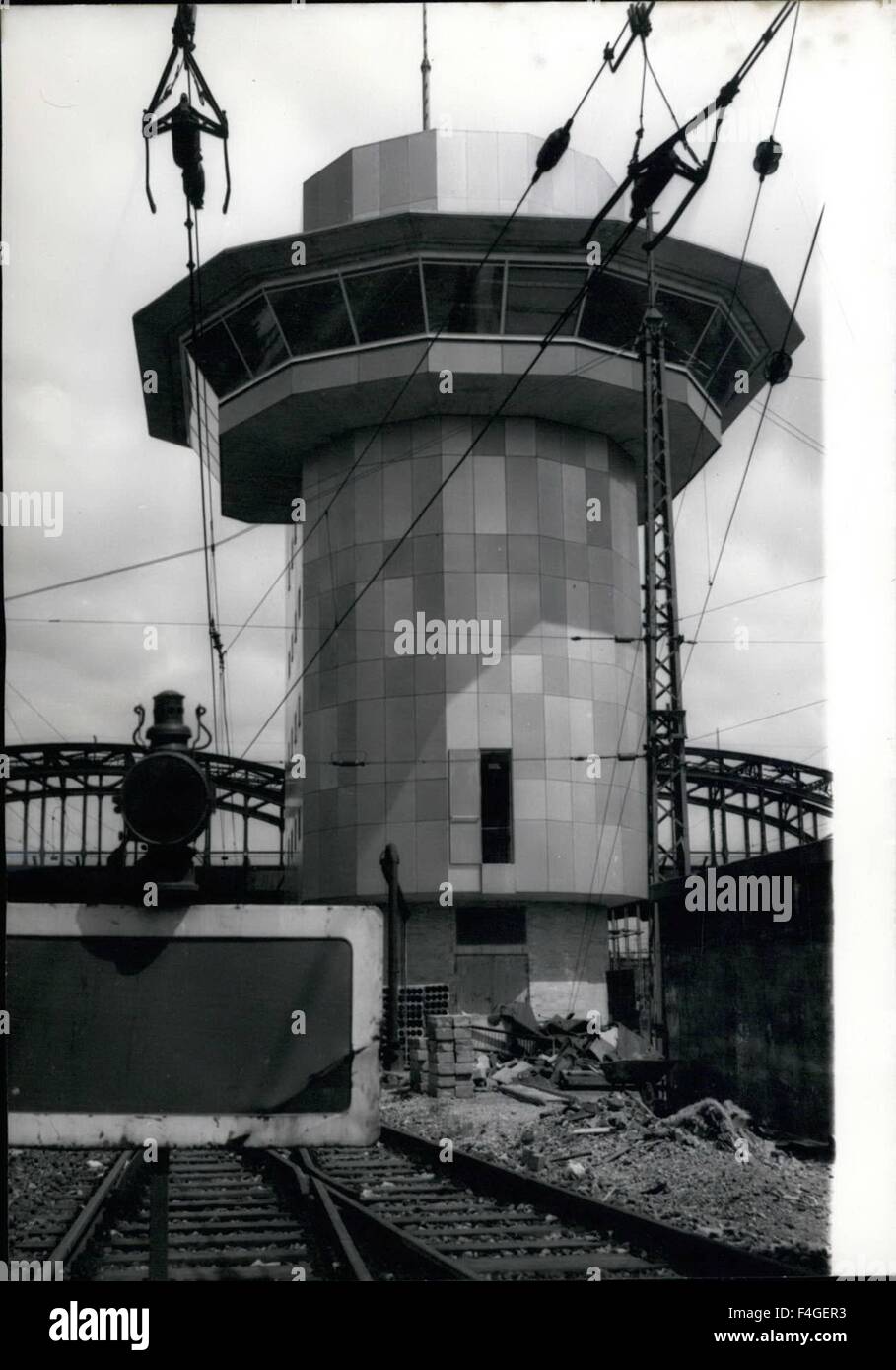 1952 - alle Signale sind auf '' Ha-It!'': Westen Berlins große Kofferraum Stationen sind mehr ruiniert und zerstört, als die Sowjets bestellt. Früher gingen sie von hier aus nach Genf, Rom, Basel, Paris und Zakopane aus den drei großen Berliner Stationen. Anhalter, Lehrter und Goerlitzer Bahnhof (Bahnhof), jetzt sind sie leer und verlassen, keine Züge mehr seit Jahren beginnen. Alle Signale sind auf '' Halt!'' und Unkraut wächst auf den Bahnsteigen und zwischen den Gleisen. Schilder lesen, dass dieser Bereich Tabu ist und Trepassers mit 150, bestraft werden wird--Germanmarks. Die Reporter hatte Stockfoto