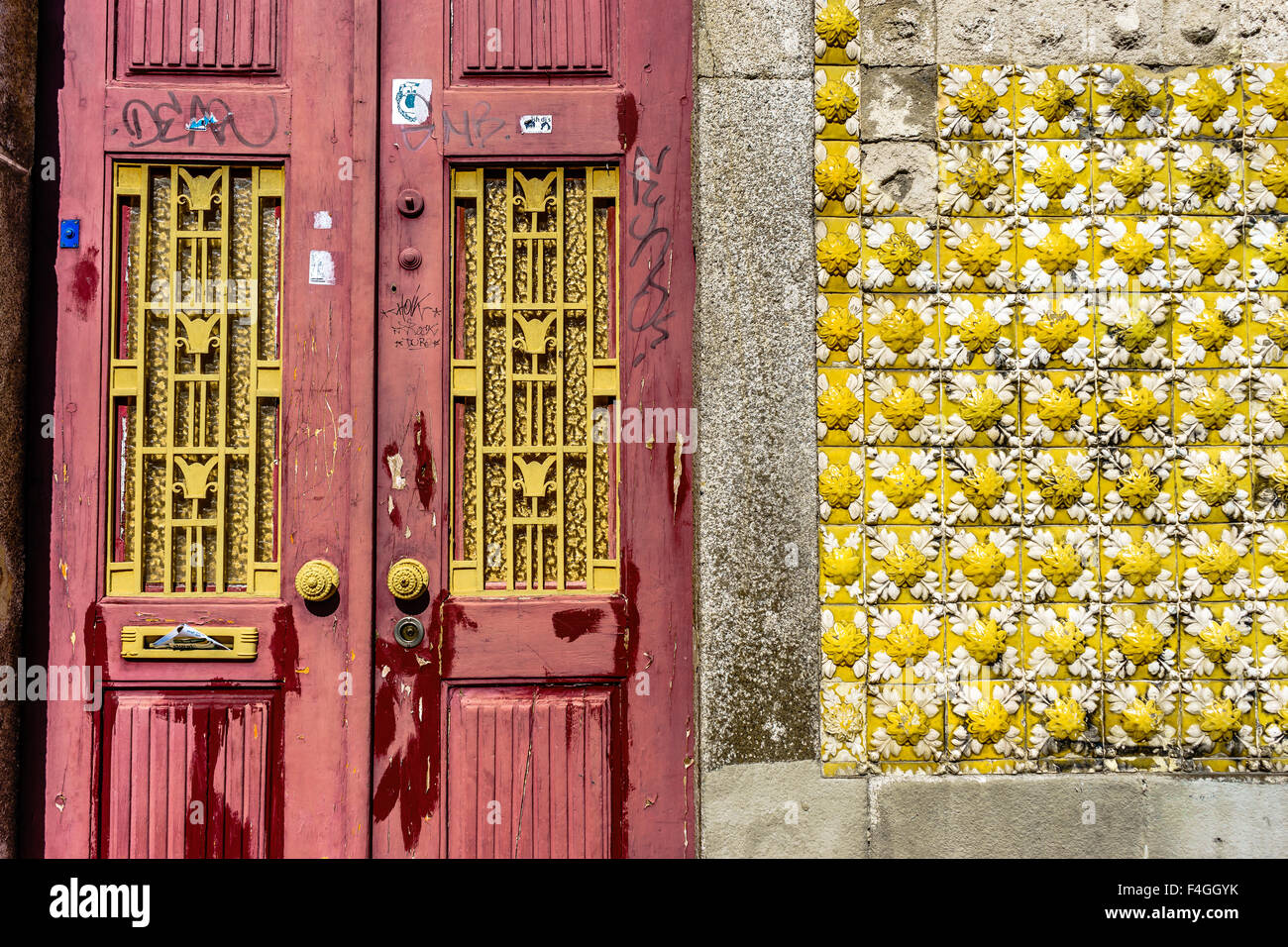 Klassische Fassade mit Fliesen außen. Oktober 2015. Porto, Portugal. Stockfoto