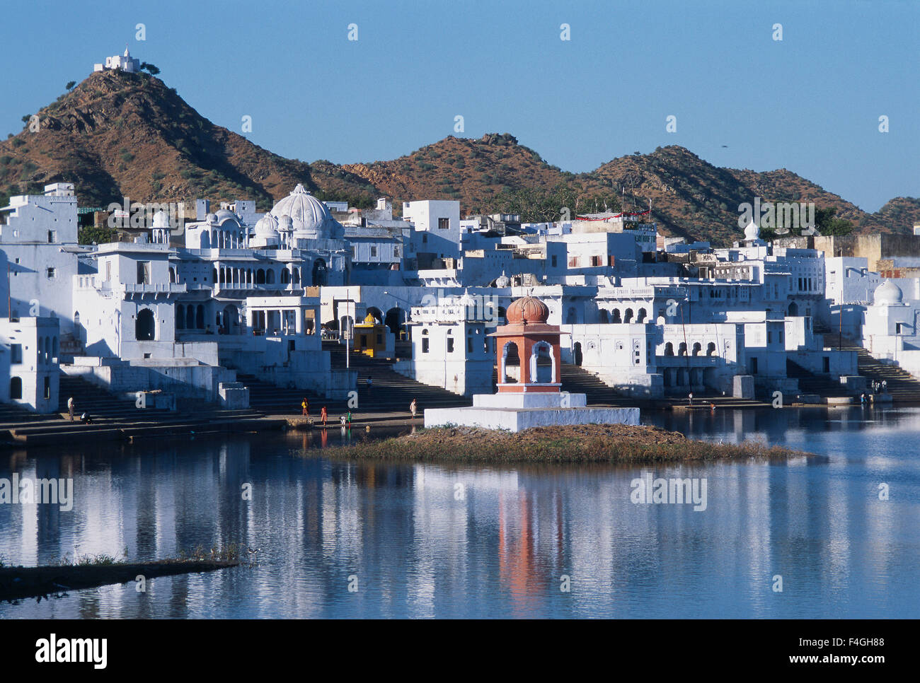 Pushkar Stadt. Im Vordergrund, den Heiligen See. Im Hintergrund das Gayatri-Tempel. Stockfoto