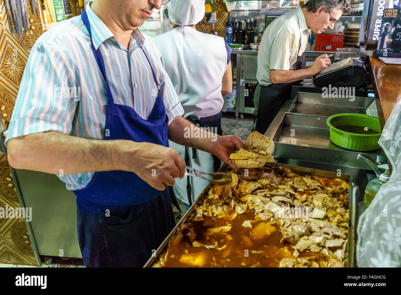 Mann macht berühmte zog Schweinefleisch Sandwiches. Oktober 2015. Porto, Portugal. Stockfoto