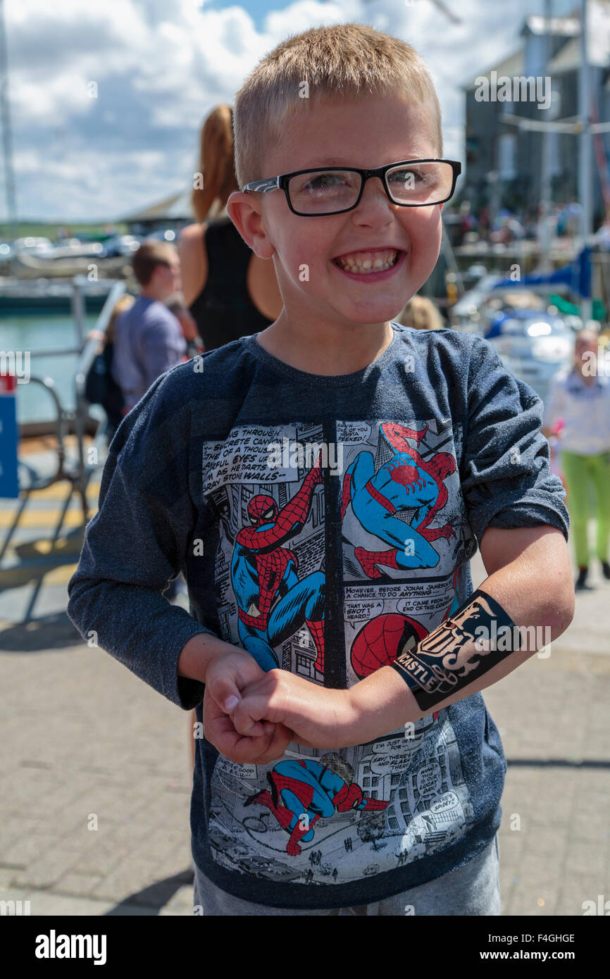 Ein kleiner Junge stolz zeigt seine neuen Arm Tattoo, Padstow, Cornwall, Großbritannien Stockfoto