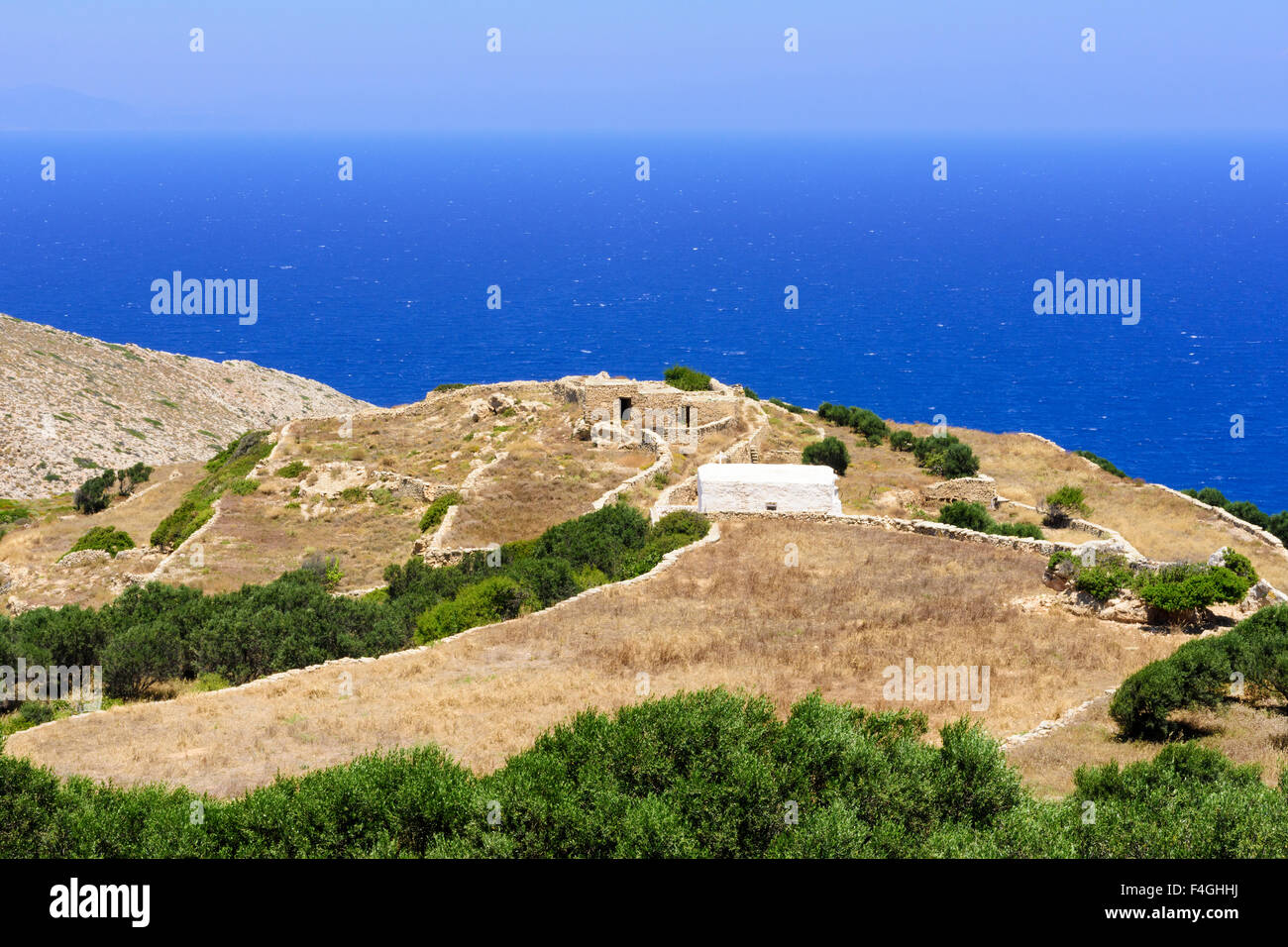 Blick auf das Ägäische Meer und trockenen Sommerlandschaft auf Folegandros Insel, Kykladen, Griechenland Stockfoto