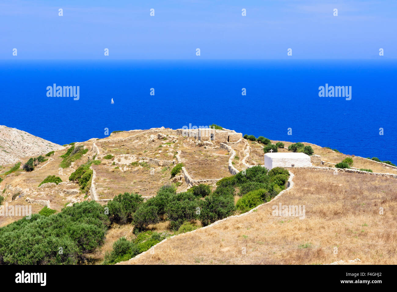 Blick auf das Ägäische Meer und trockenen Sommerlandschaft auf Folegandros Insel, Kykladen, Griechenland Stockfoto