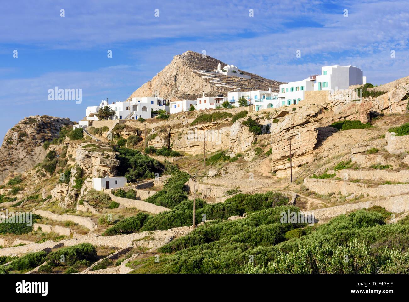 Weißen Gebäude der Klippe top Chora, Folegandros, Kykladen, Griechenland Stockfoto