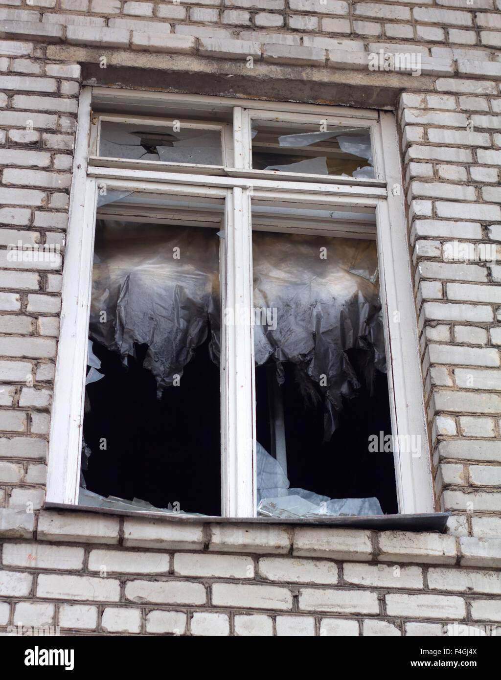 Glas Fenster In das Haus geworfen gebrochen Stockfoto