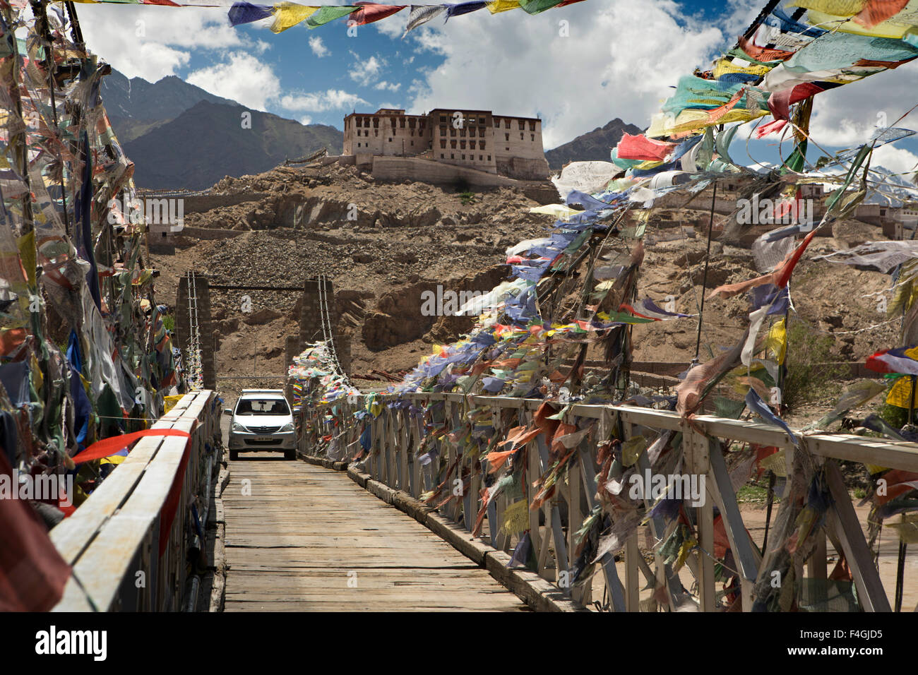 Indien, Jammu & Kashmir, Ladakh, Stakna, Auto Kreuzung schmale Hängebrücke über den Fluss Indus, in der Nähe von Gompa Stockfoto