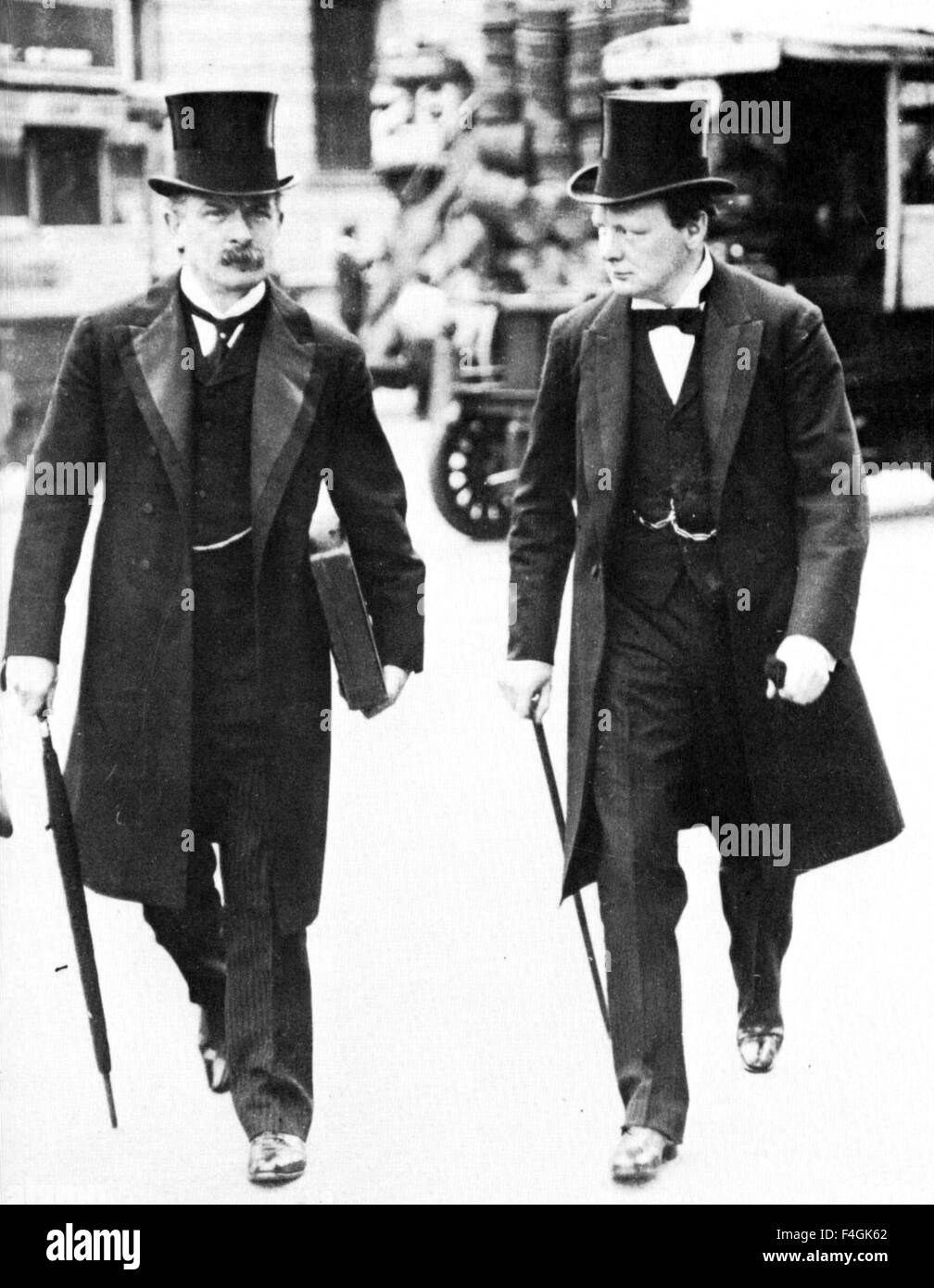 DAVID LLOYD-GEORGE (links) als Präsident des Board Of Trade mit Winston Churchill im Jahre 1907 Stockfoto