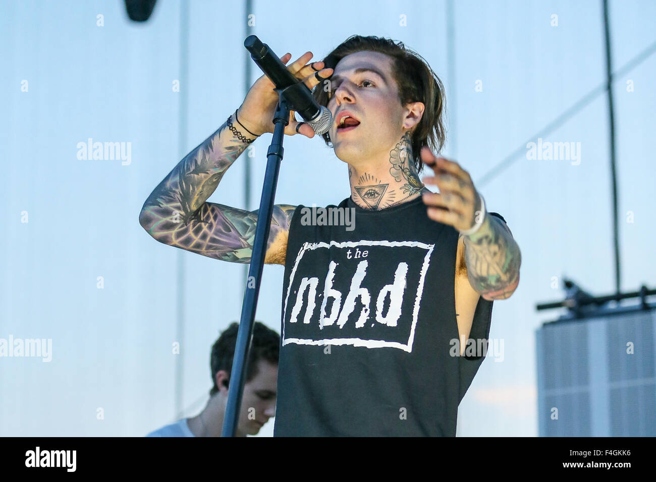 Musik Künstler THE NEIGHBOURHOOD führt im roten Hut Amphitheater in North Carolina.  Stadtteil (manchmal stilisiert als "THE NBHD") ist eine US-amerikanische Rock-Band im August 2011 gebildet. Die Band besteht aus Sänger Jesse Rutherford, Gitarristen Jeremy Freedman und Zach Abels, Bassist Mikey Margott und Drummer Brandon Fried. Stockfoto