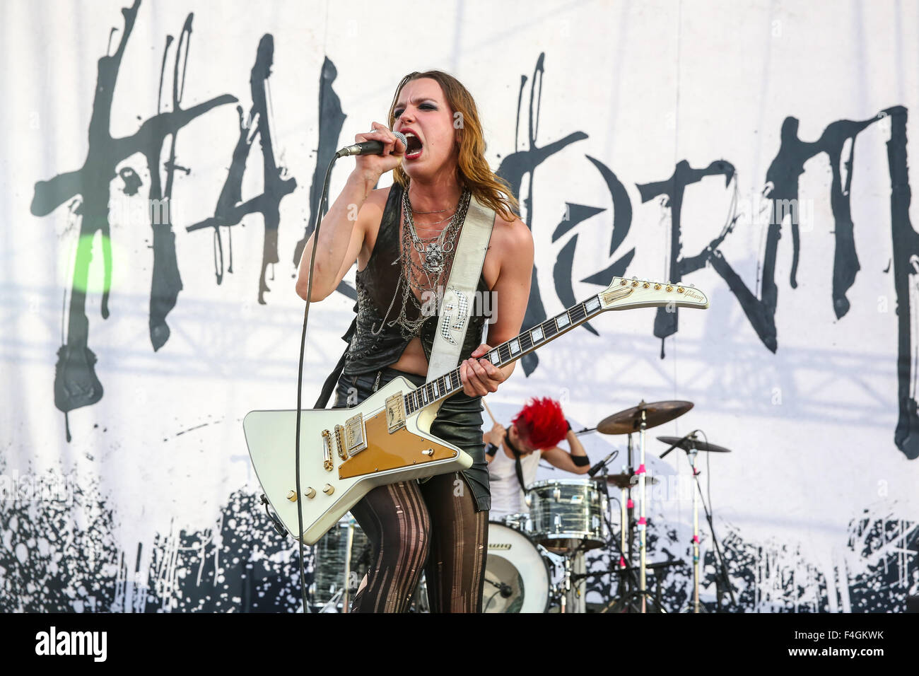 Musikgruppe HALESTORM führt in North Carolina.    Halestorm ist ein Grammy Award Gewinner US-amerikanische Rock-Band von Red Lion, Pennsylvania.  Die Gruppe selbst betitelten Debüt-Album wurde am 28. April 2009 durch Atlantic Records veröffentlicht. Ihr zweites Album The Strange Case Of... erschien am 10. April 2012. Das Lied "Love Bites (So kann ich)" aus diesem Album gewann ihren ersten Grammy Award für Best Hard Rock/Metal Performance am 10. Februar 2013. Stockfoto