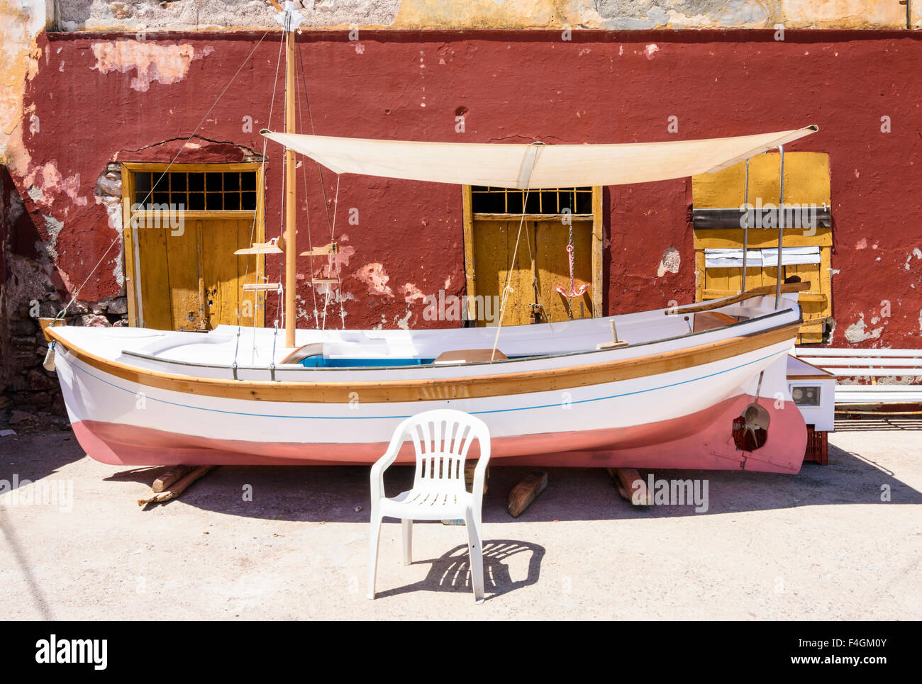 Kleines Fischerboot im Trockendock, Kamini, Hydra-Insel, Saronic Gulf Islands, Attika, Griechenland Stockfoto