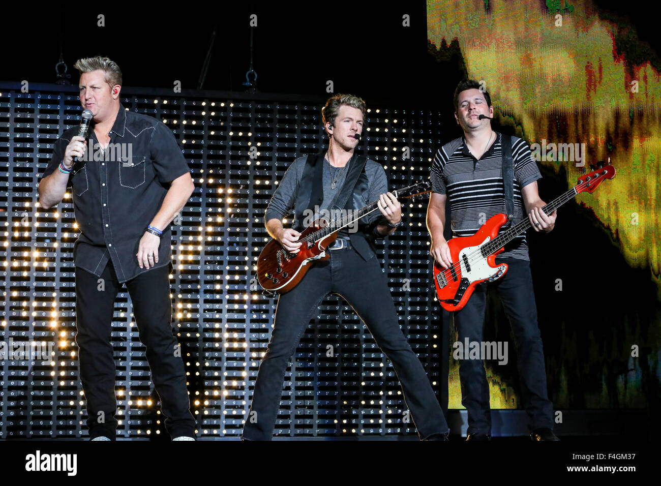 Musikkünstler bringen RASCAL FLATTS ihrer 2013-Sommertour in Walnut Creek in Raleigh, North Carolina.  Rascal Flatts ist eine amerikanische Country-Musik-Gruppe setzt sich von Gary LeVox (Leadvocals), Jay DeMarcus (Bass-Gitarre, Keyboard, Klavier, Gesang) und Joe Don Rooney (Leadgitarre, Gesang). LeVox und DeMarcus sind Cousins zweiten Grades. Stockfoto