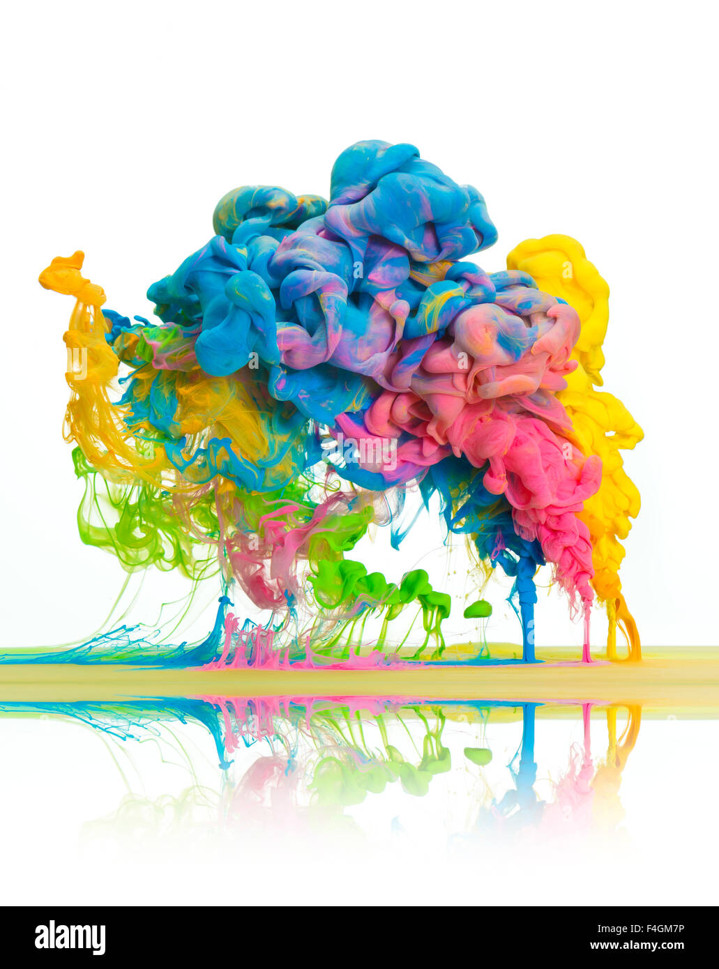 Farbe unter Wasser.  Fünf Farben von Acrylfarbe unter Wasser injiziert. Stockfoto