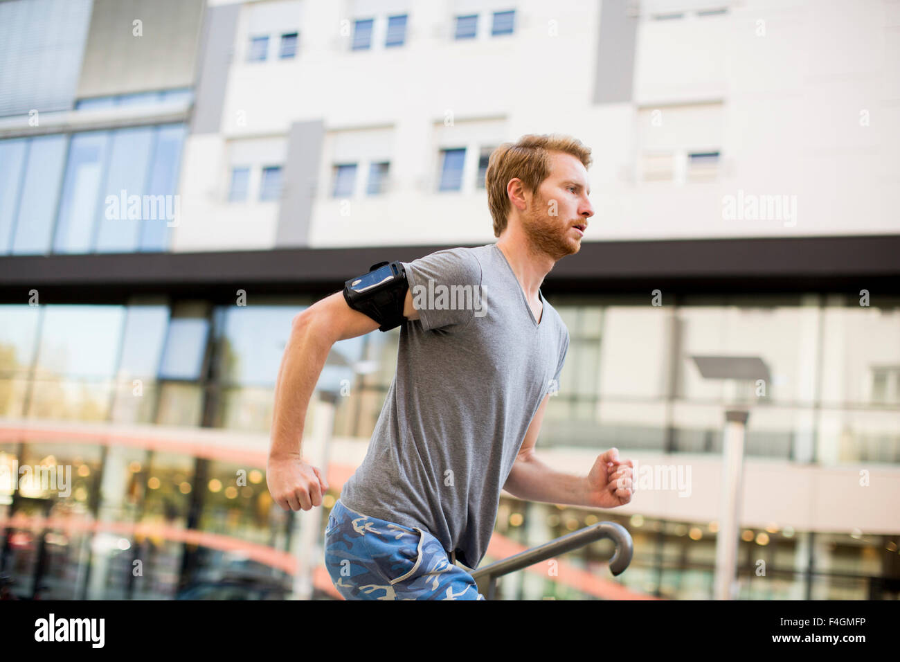 Junger Mann läuft im Stadtgebiet Stockfoto
