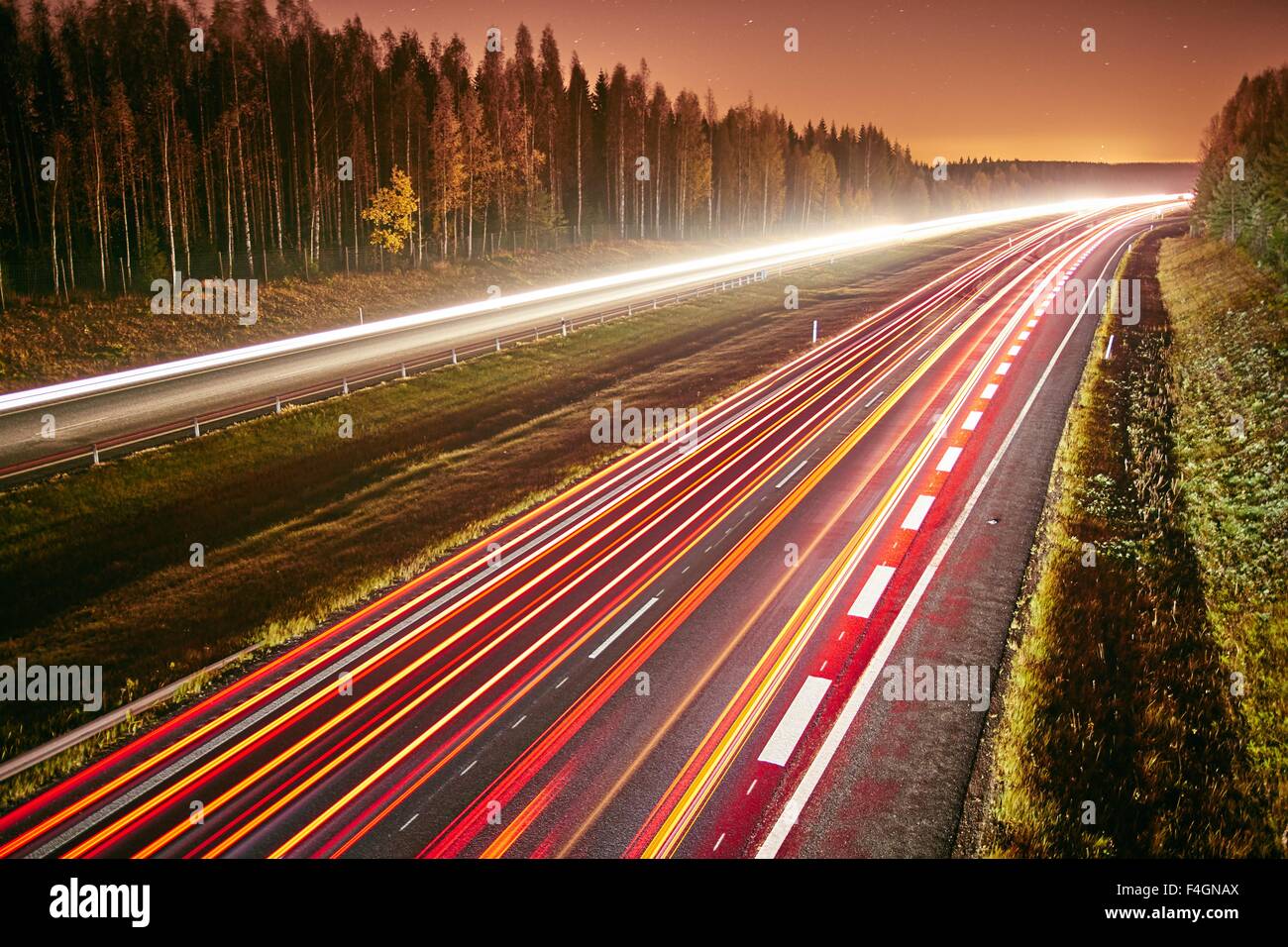 Die Lichtspuren des Autos auf einer Autobahn in der Nacht
