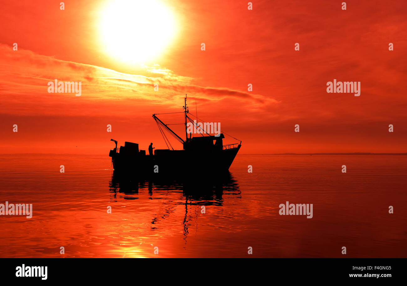 Boot im Sonnenuntergang, die Seenregion, chile Stockfoto
