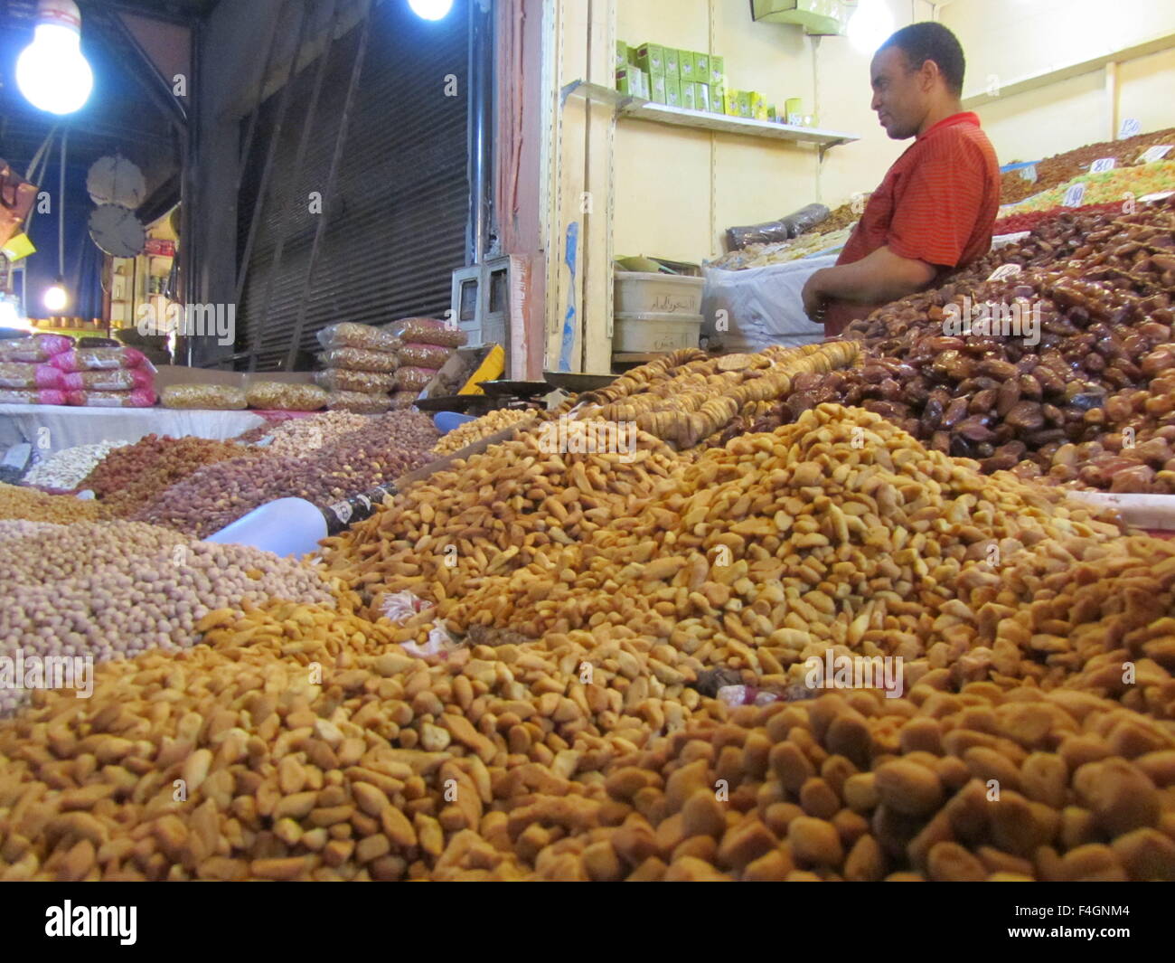 Nüssen und getrockneten Früchten im Souk von Marrakesch, Marokko Stockfoto