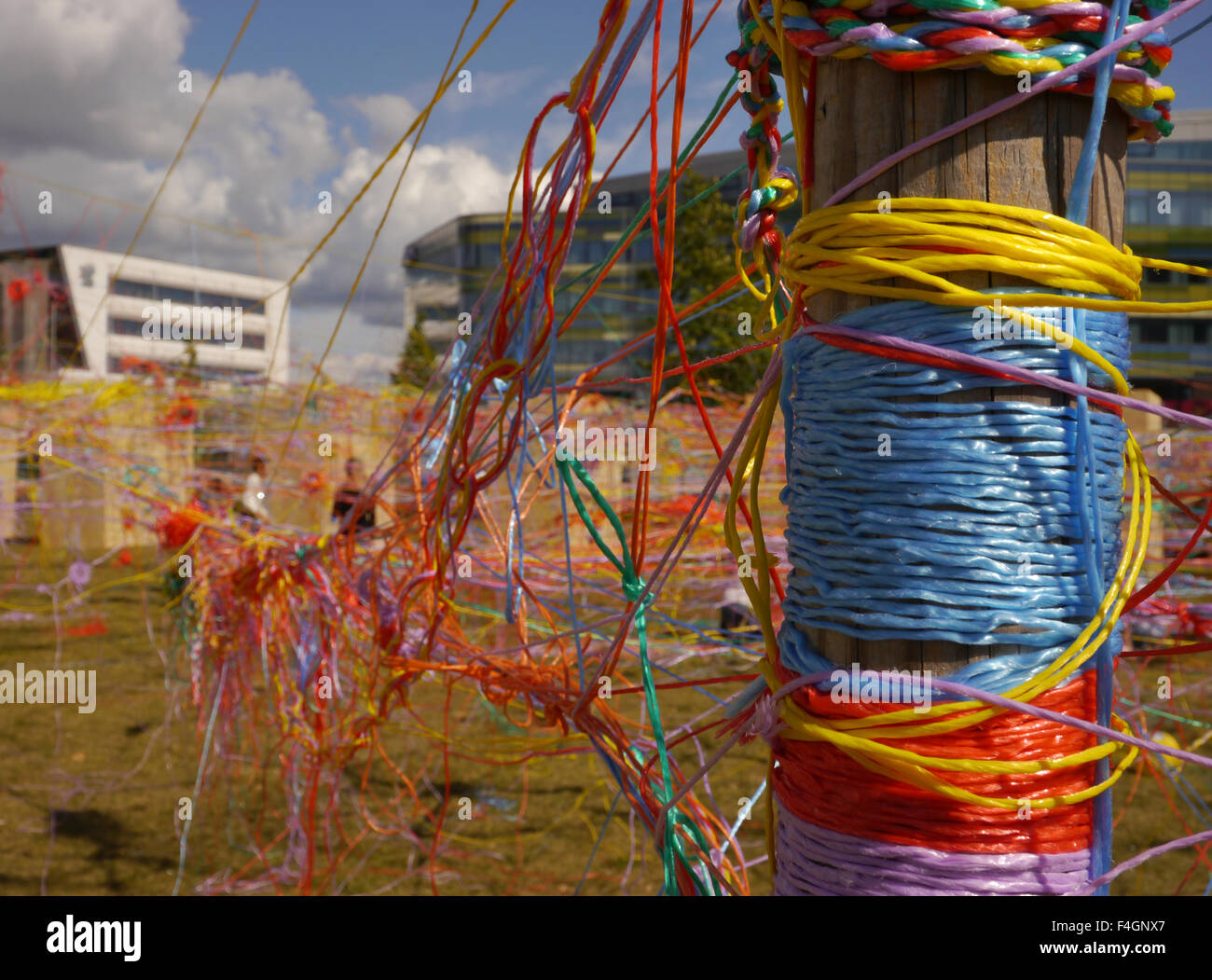 Ein Spielplatz der Zeichenfolge in einem Park in Helsinki während eines Festivals gemacht. Stockfoto