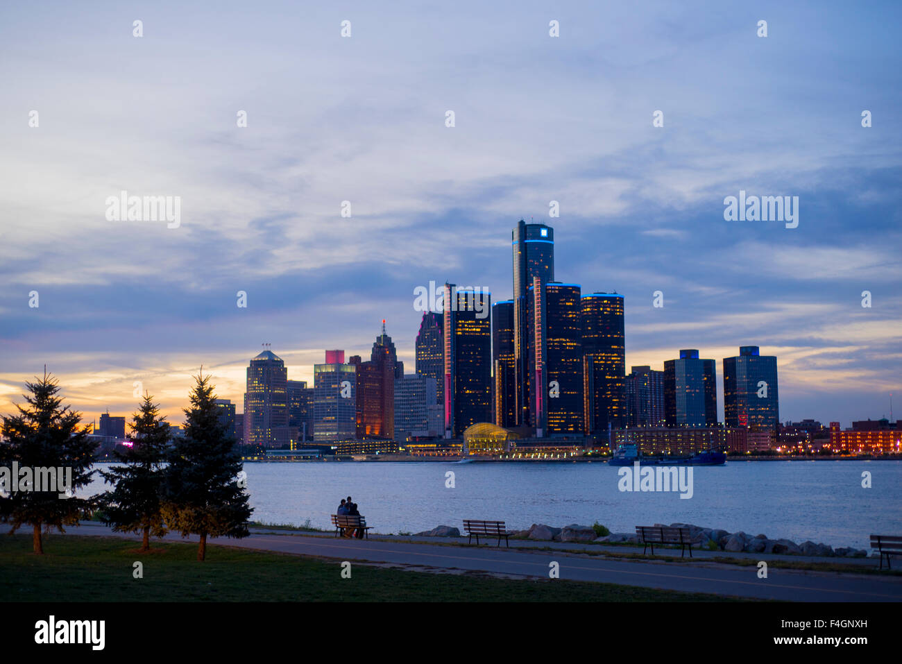 DETROIT, MI-SEPTEMBER 2015: Ein Blick auf Skyline von Detroit mit der World Headquarter für General Motors Corporation Stockfoto