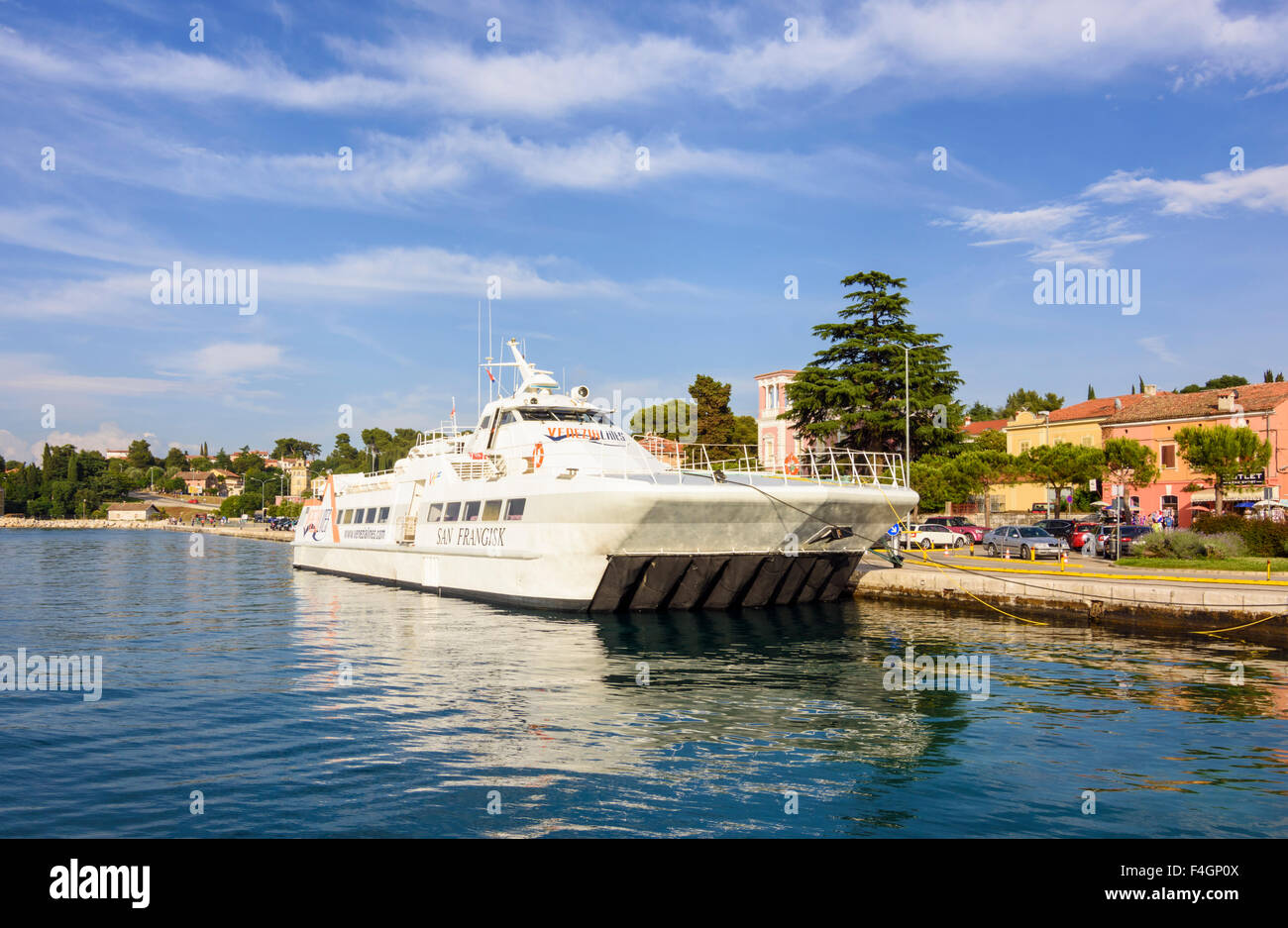 Venezia Lines San Frangisk Luftpolster Katamaran in Rovinj Stadt verankert, Stockfoto