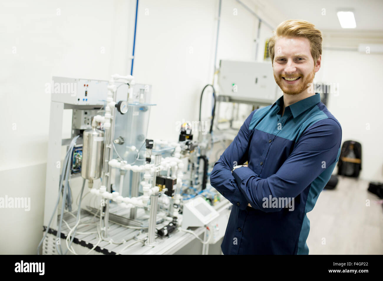 Ingenieur in der Fabrik Stockfoto