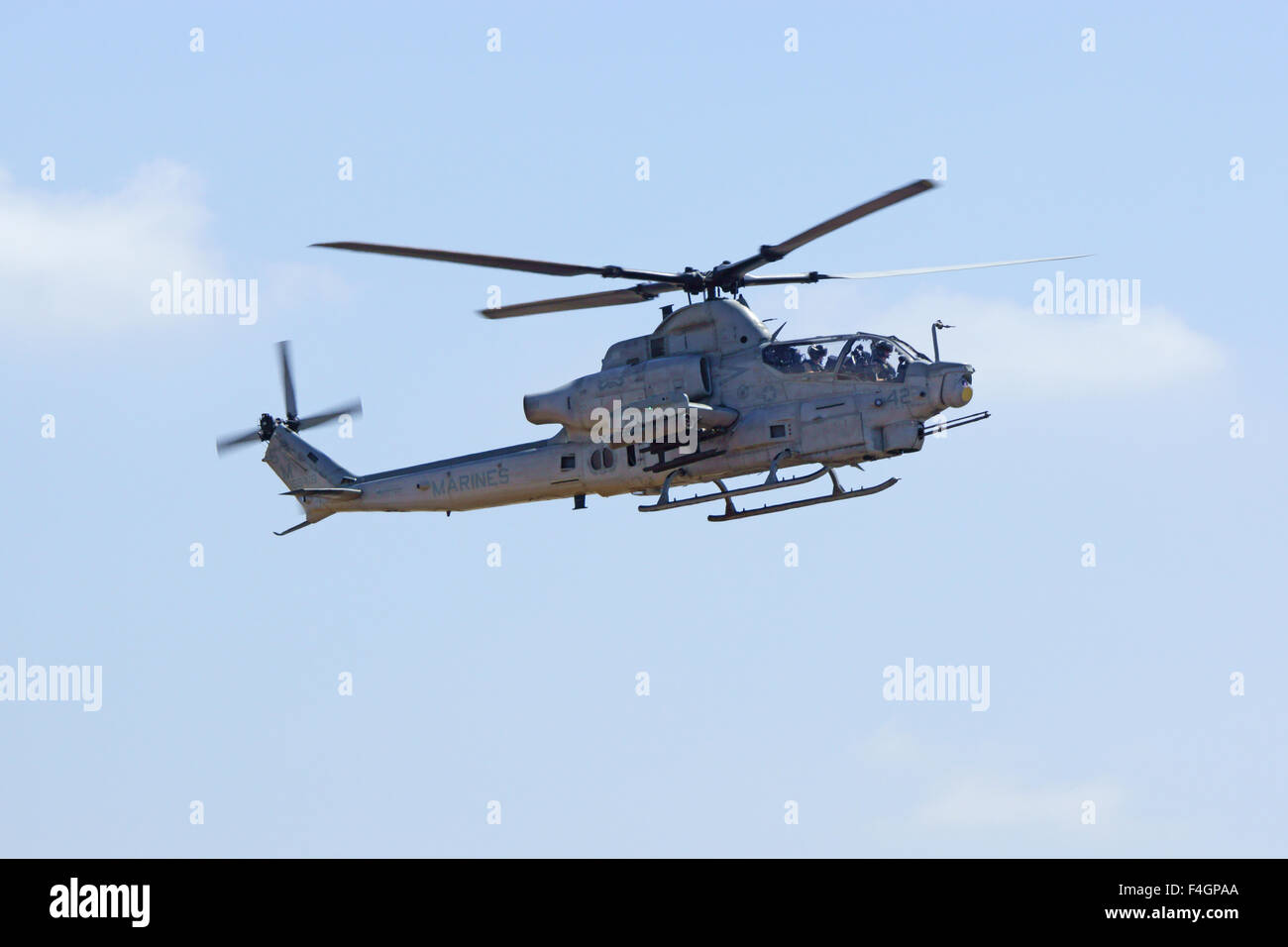 Hubschrauber AH-1 Super Cobra fliegen auf der 2015 Miramar Air Show in San Diego, Kalifornien Stockfoto