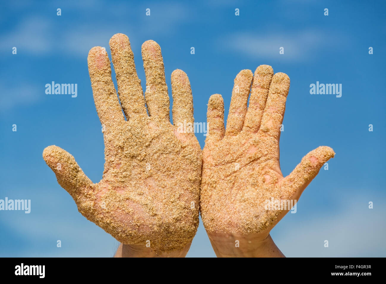 Frau und Mann zeigt seine offenen Hände bedeckt mit Sandstrand, Sommerferien Stockfoto