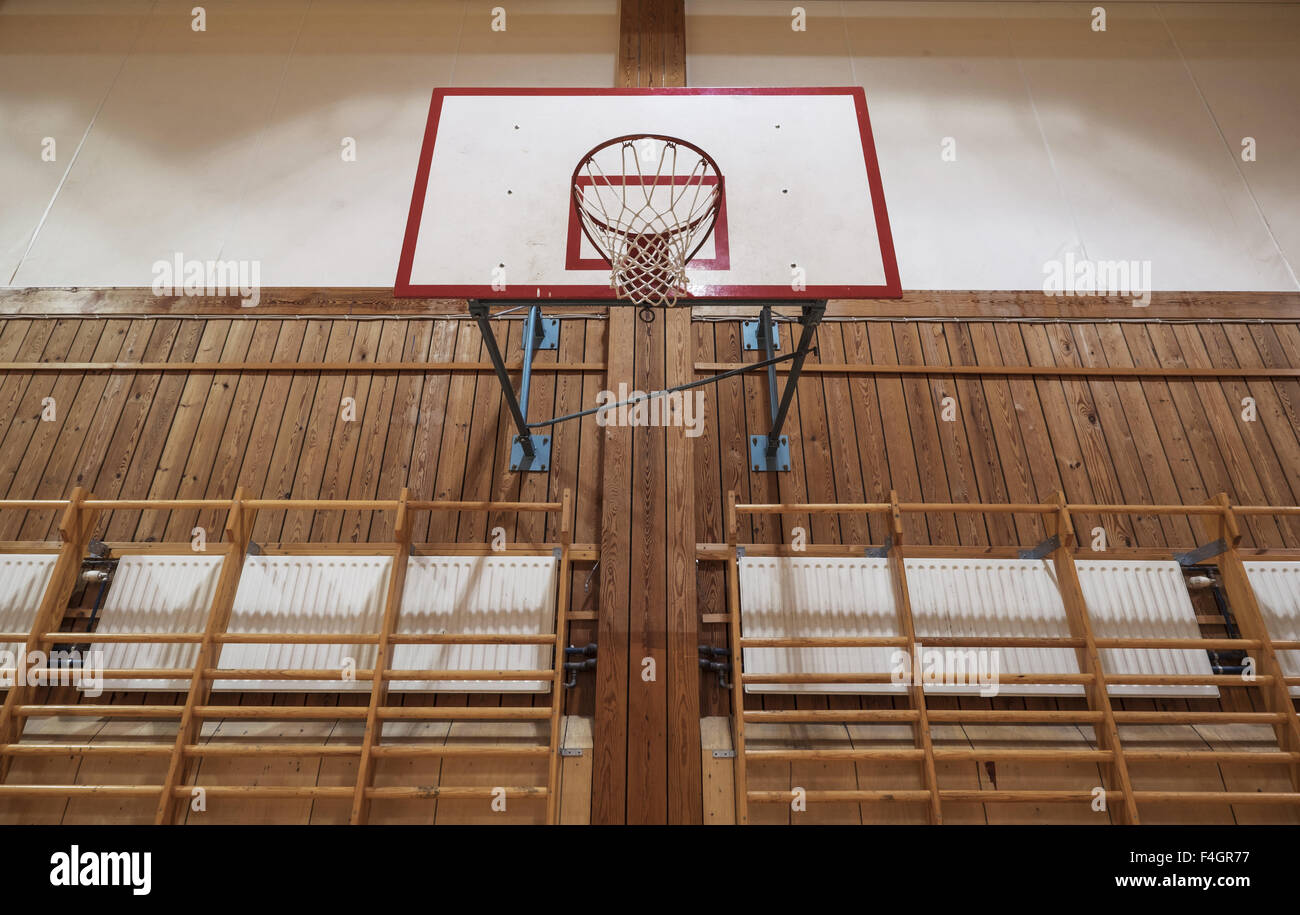 Alten Basketballkorb in einer alten Turnhalle Stockfoto