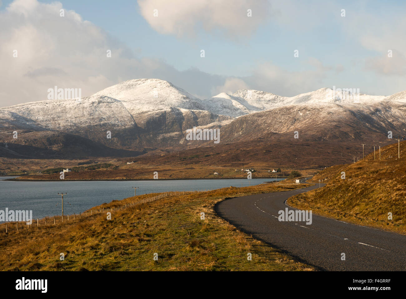 Blick über Loch Seaforth, Schnee bedeckt Harris Berge Stockfoto