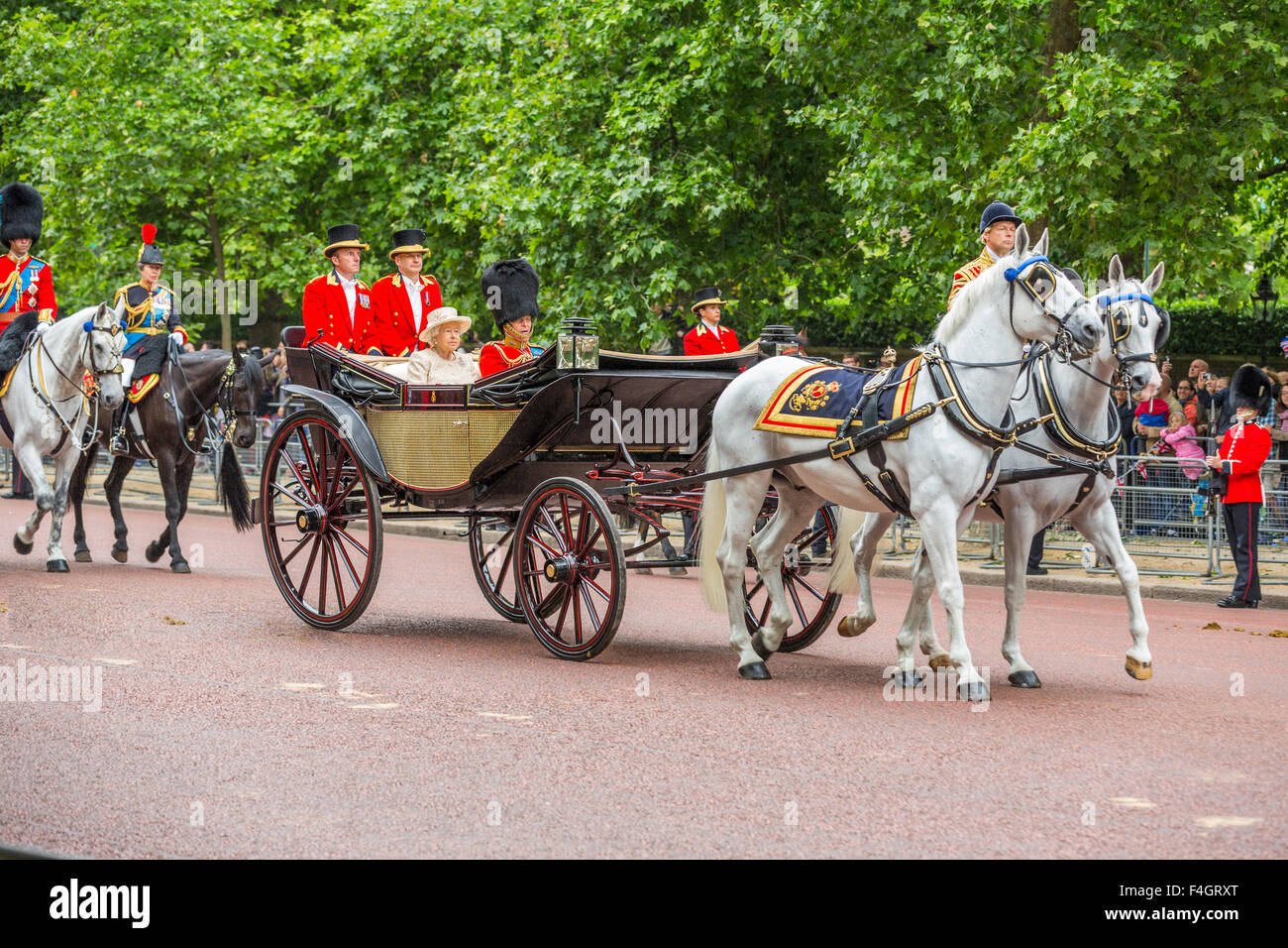 Eine Kutsche mit der Königin und Prinz Philip entlang der Mall, London England 2015 Stockfoto