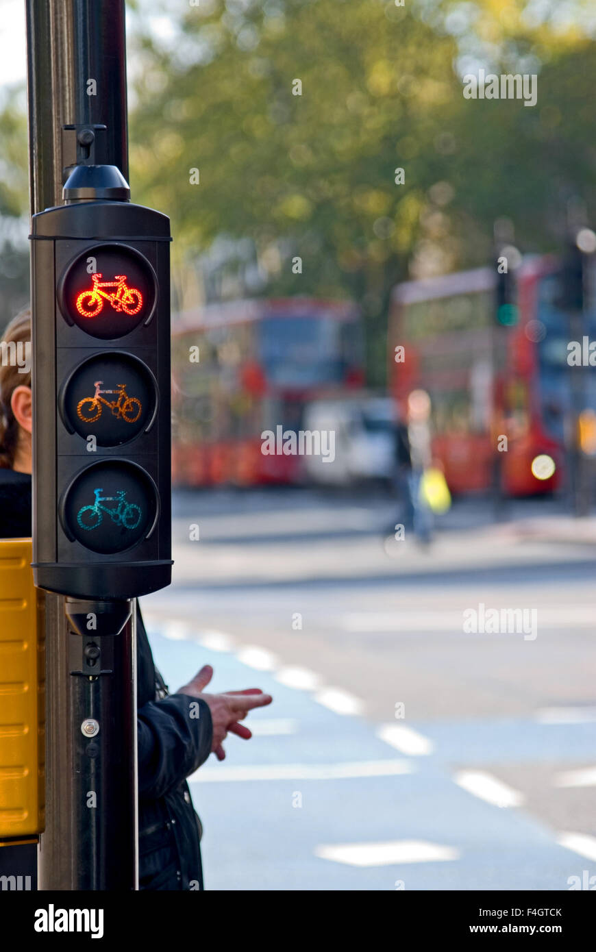 Pendler mit dem Fahrrad auf einer städtischen Straße zu arbeiten Stockfoto