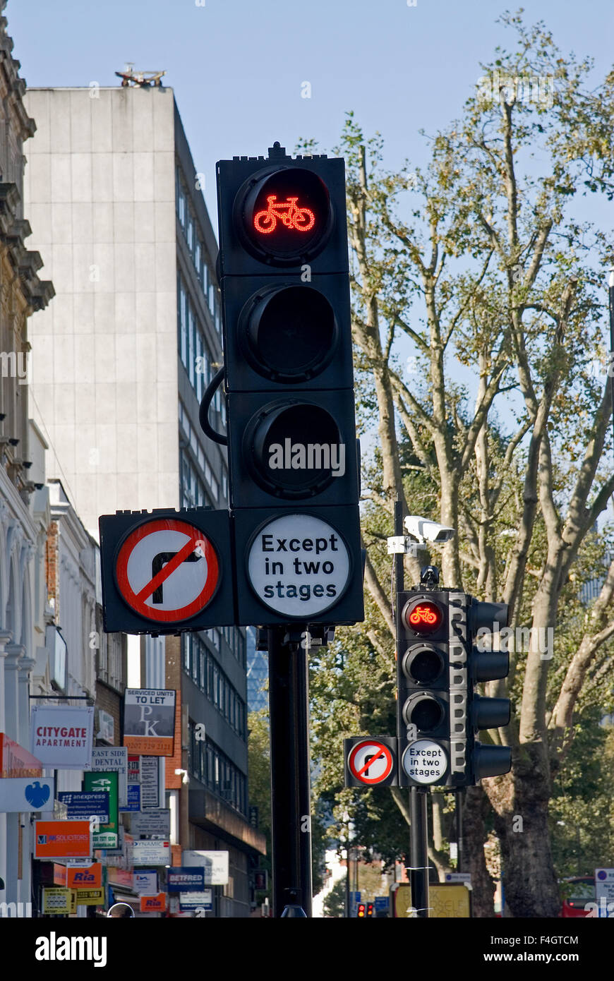 Pendler mit dem Fahrrad auf einer städtischen Straße zu arbeiten Stockfoto