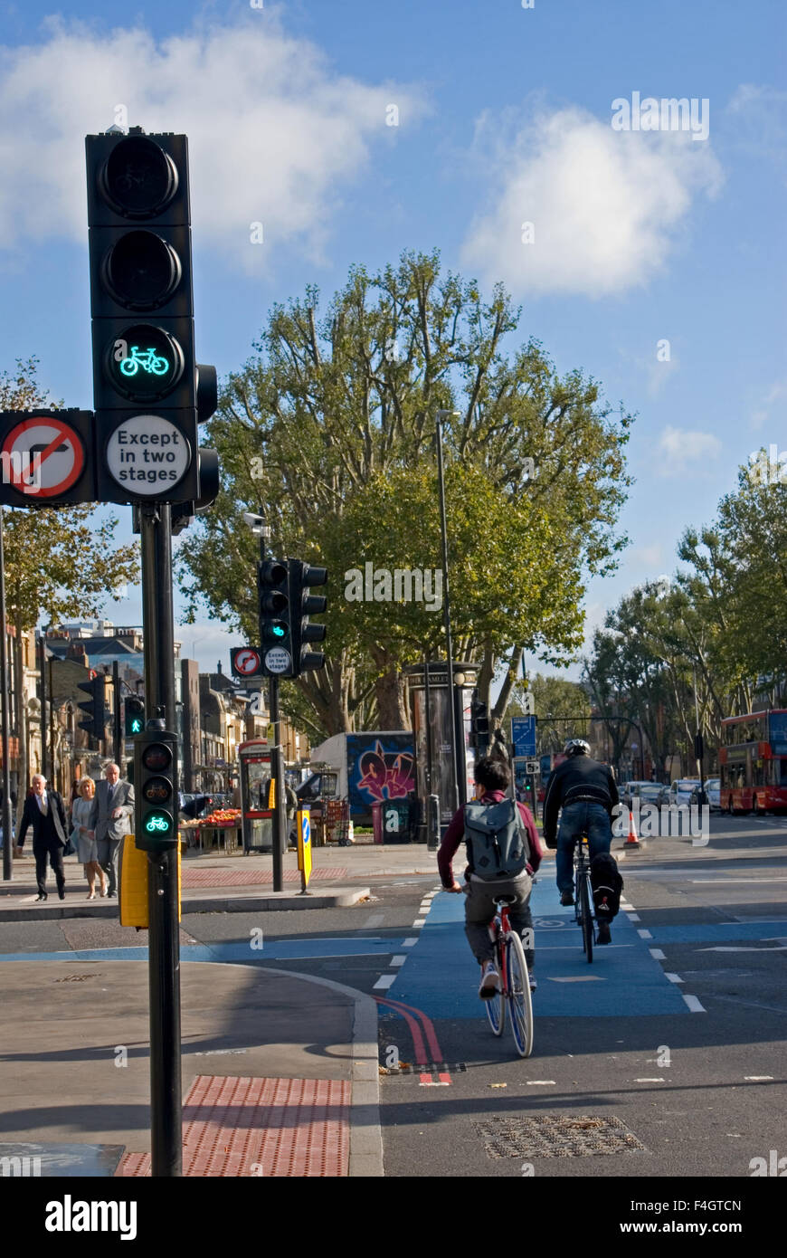 Pendler mit dem Fahrrad auf einer städtischen Straße zu arbeiten Stockfoto