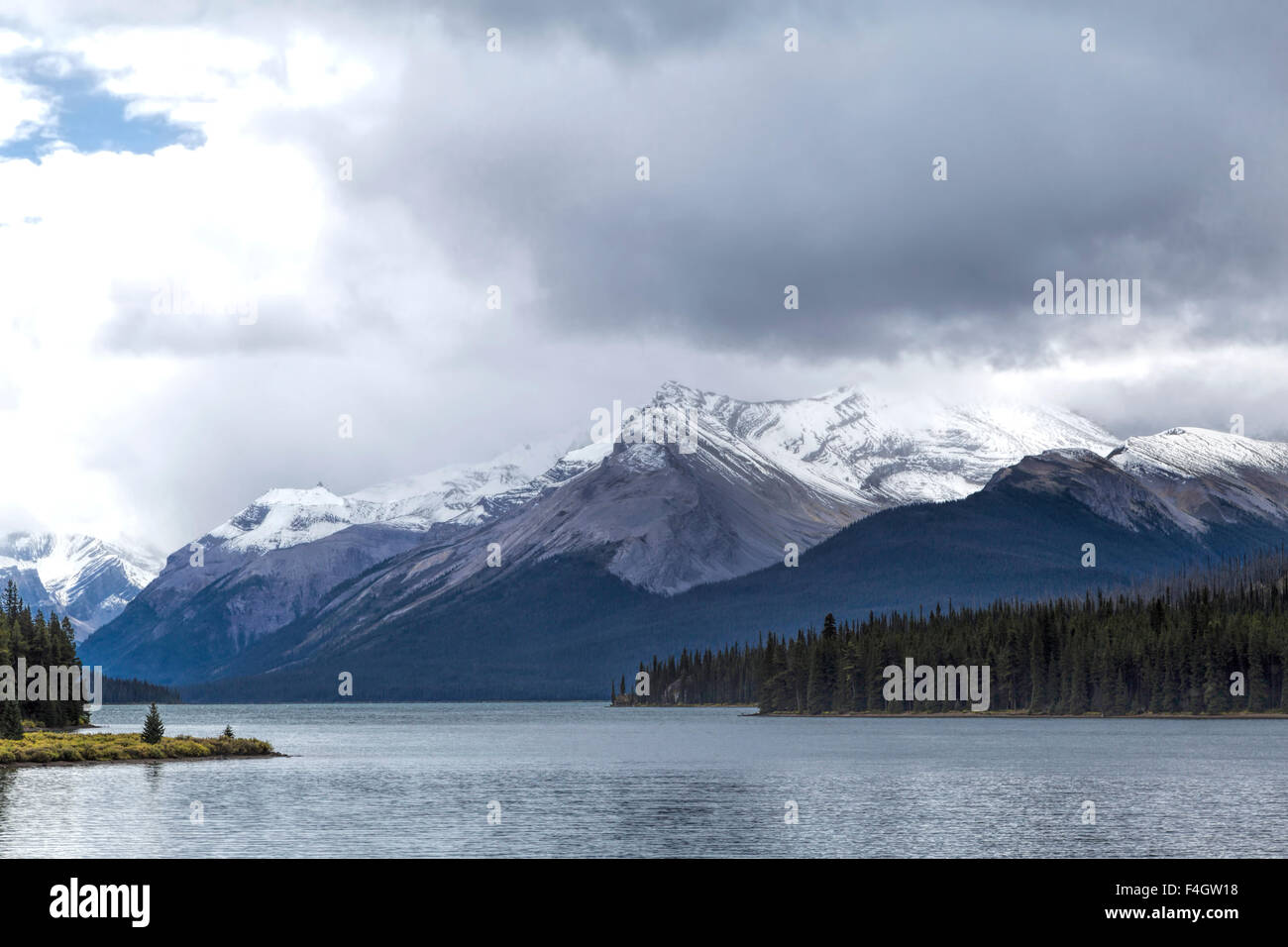 Blick auf Maligne Lake und Maligne Berge im Jasper-Nationalpark, Rocky Mountains, Alberta, Kanada. Stockfoto