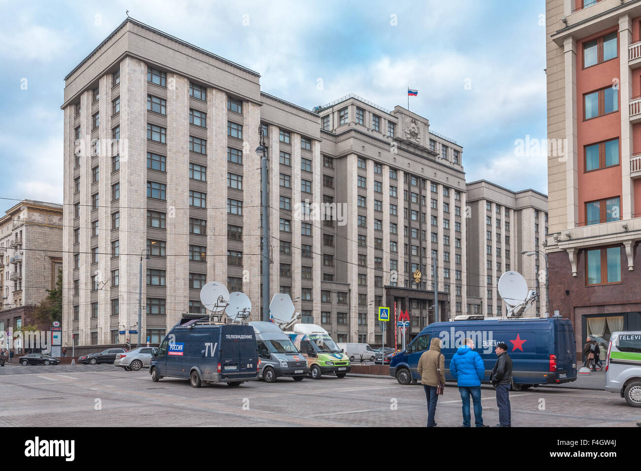 Moskau, Russland - 14. Oktober 2015: Eingang zum Zustand Duma der föderalen Versammlung des russischen (Parlament). Schauen Sie durch Okhotny r Stockfoto