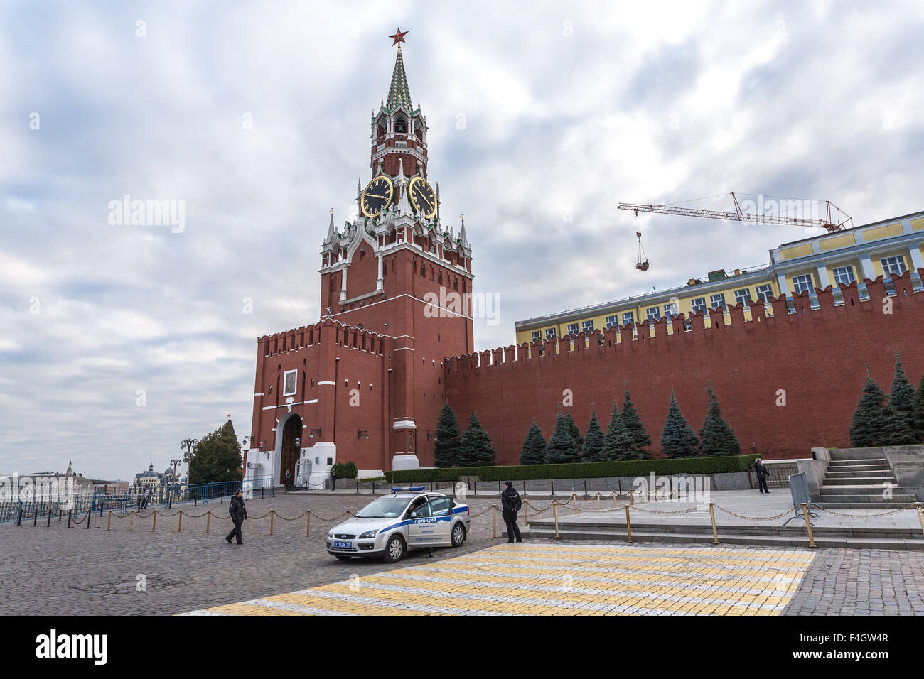 Moskau, Russland - 14. Oktober 2015: Moskauer Kreml und Roter Platz. Einstieg in den Kreml durch Spasskaja-Turm Tor. Die polic Stockfoto