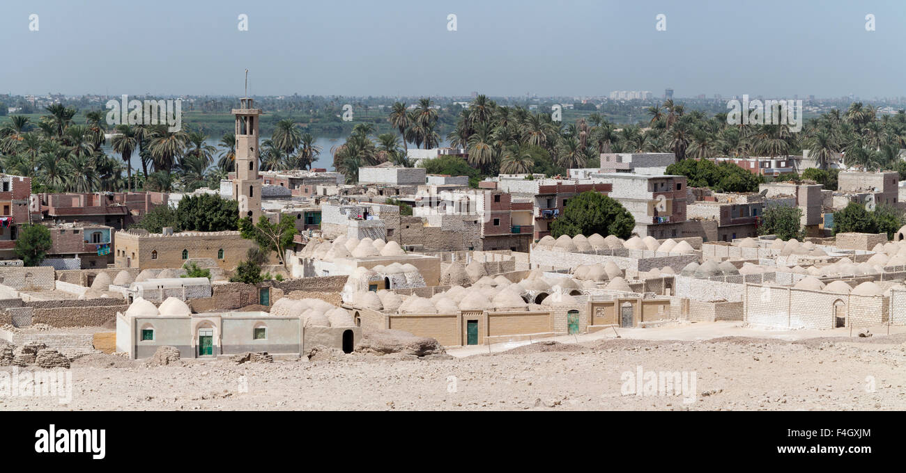 Blick vom Zawyet el Amwat, der kleine Stufenpyramide in der Nähe der Stadt el Minya, auf dem muslimischen Friedhof, Mittelägypten Stockfoto