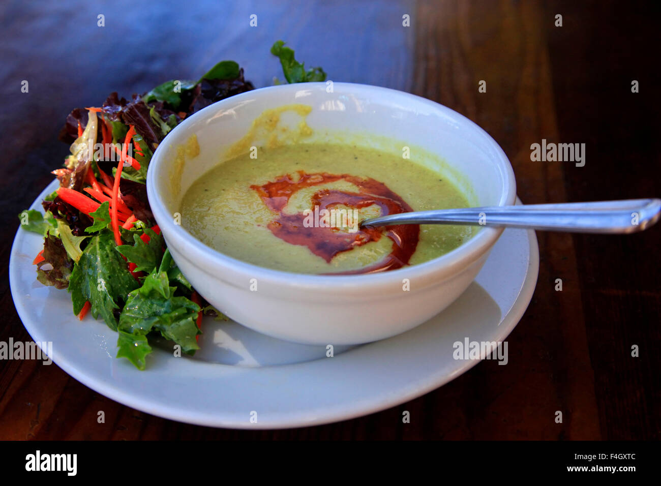 Mexikanische Mais-Suppe-Püree mit frischem Gemüse Stockfoto