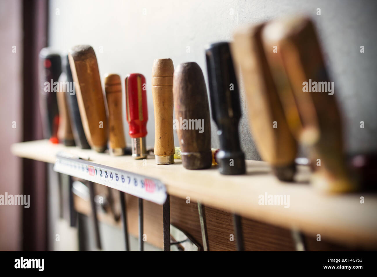 Alte Werkzeuge für die Holzbearbeitung an Wand, Nahaufnahme Foto Stockfoto