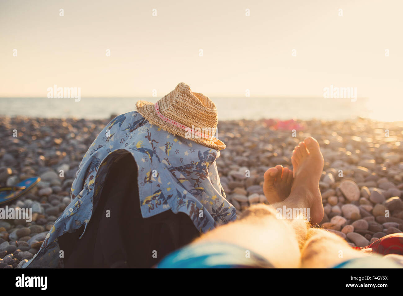 Männer, die auf dem Seeweg in felsigen Strand, entspannende Reisen Konzept Stockfoto