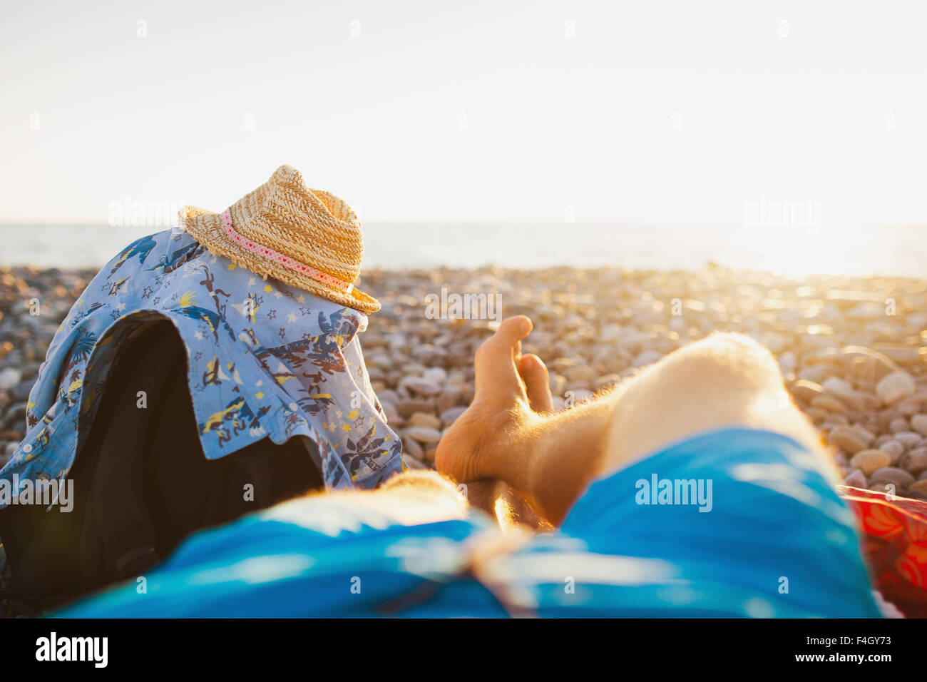 Männer, die auf dem Seeweg in felsigen Strand, entspannende Reisen Konzept Stockfoto