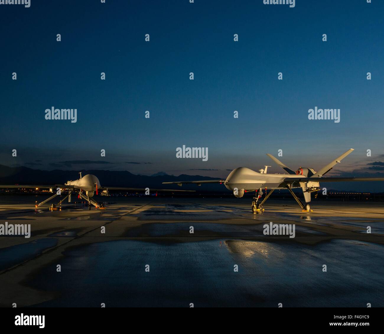 Ein MQ9 Reaper und MQ1 Predator UAV Drohnen auf der Flightline Creech