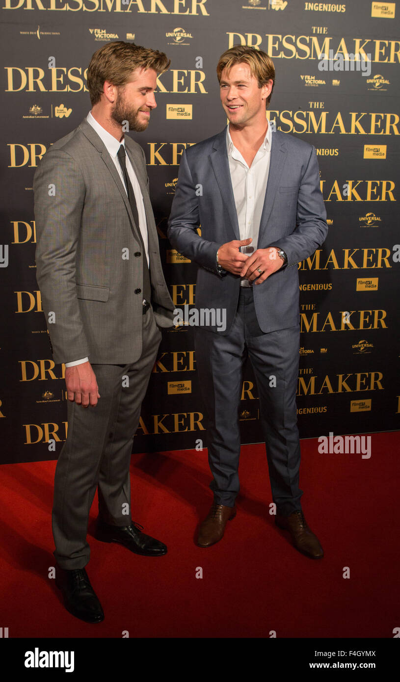 Liam Hemsworth Chris Hemsworth Bei Der Schneiderin Premiere In Melbourne Australien 18 Oktober 2015 Stockfotografie Alamy